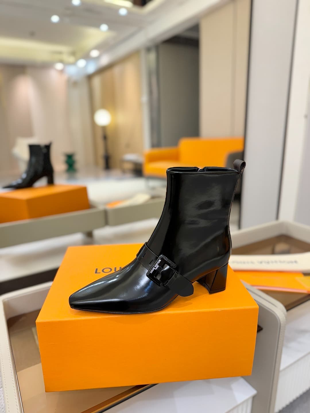 D9025 L✔️Home boutique’s autumn/winter collection includes 6 short boots. The official website’s collection is also updated regularly. These boots feature LV-style lacquered buckles, offering a unique and stylish design. They are comfortable to wear and v — image 1