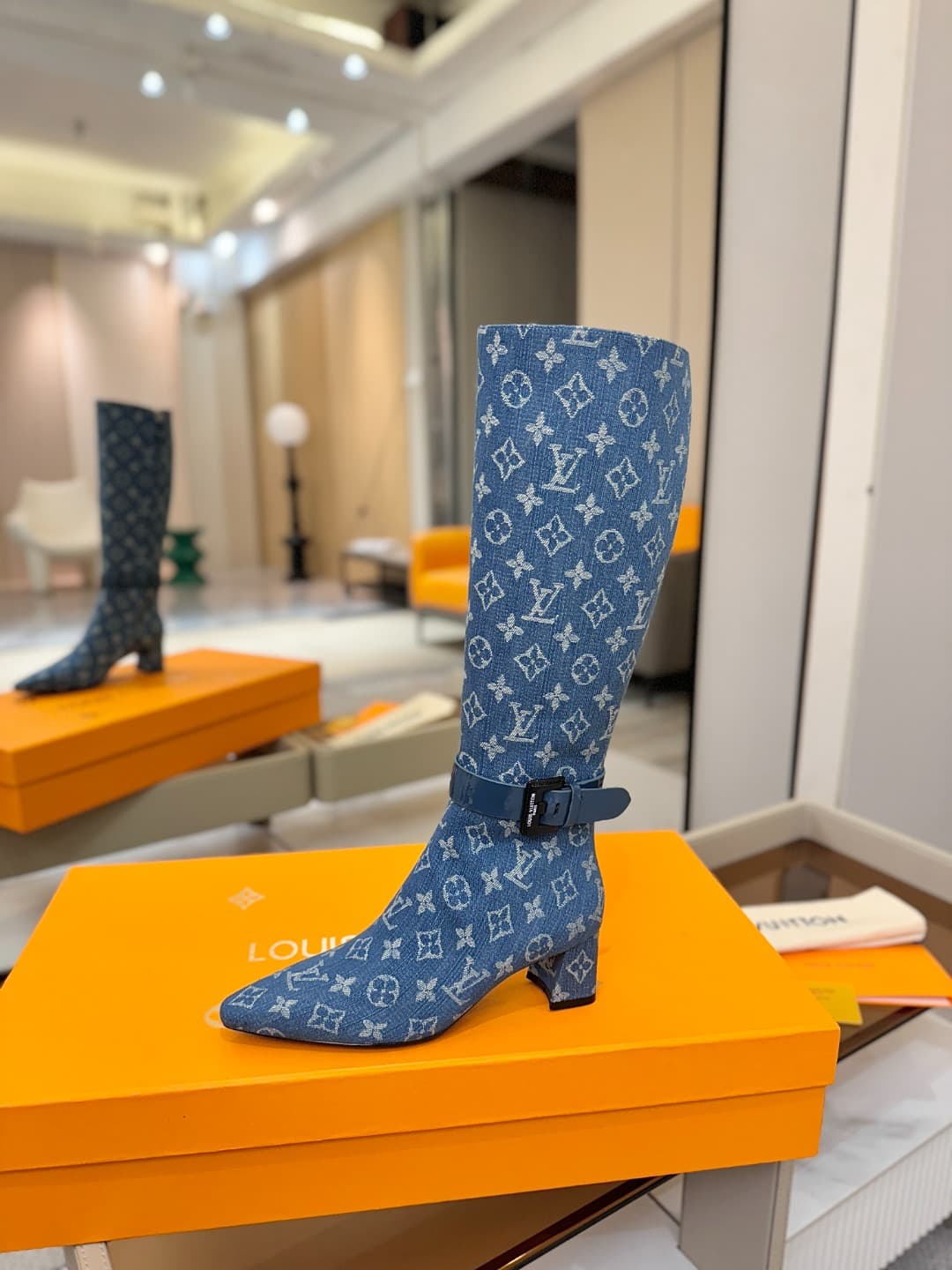 D9078 L✔️Home boutique’s autumn/winter collection includes 16 boots. The official website’s series is also updated regularly. These boots feature LV-style lacquered buckles, offering a unique and stylish design. They are comfortable to wear and versatile — image 1