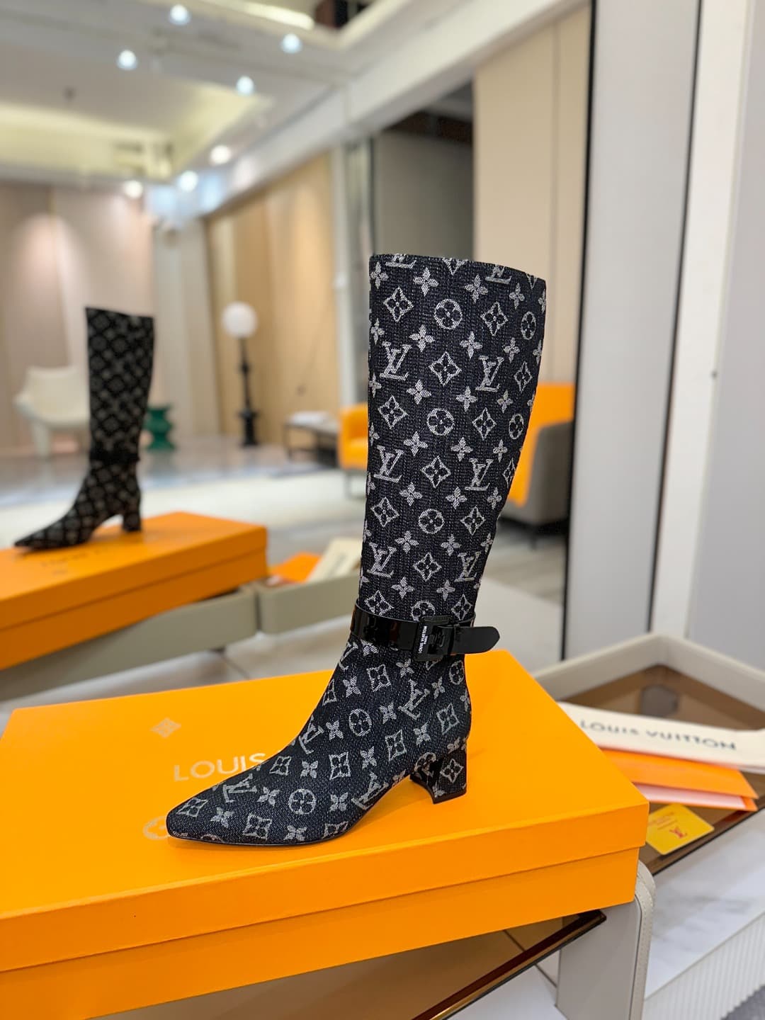 D9077 L✔️Home boutique’s autumn/winter collection includes 16 boots. The official website’s collection is updated in real time. These boots feature LV-style lacquered buckles, offering a unique and stylish design. They are comfortable to wear and versatil — image 1