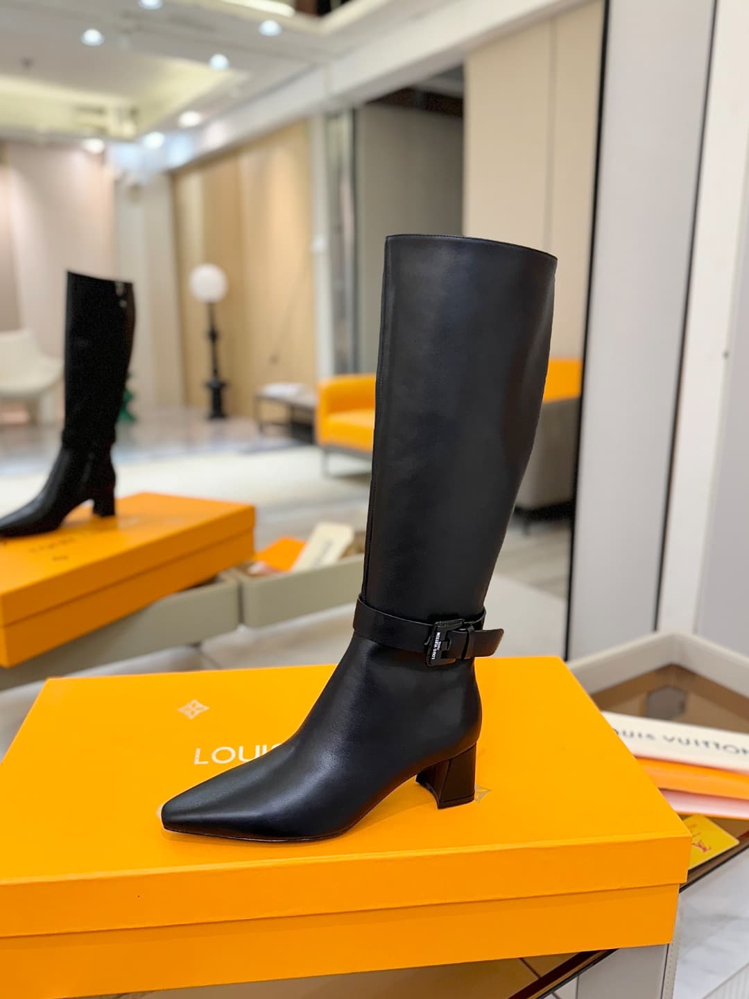 D9075 L✔️Home boutique’s autumn/winter collection includes 16 boots. The official website’s collection is updated in real time. These boots feature LV-style lacquered buckles, offering a unique and stylish design. They are comfortable to wear and versatil — image 1