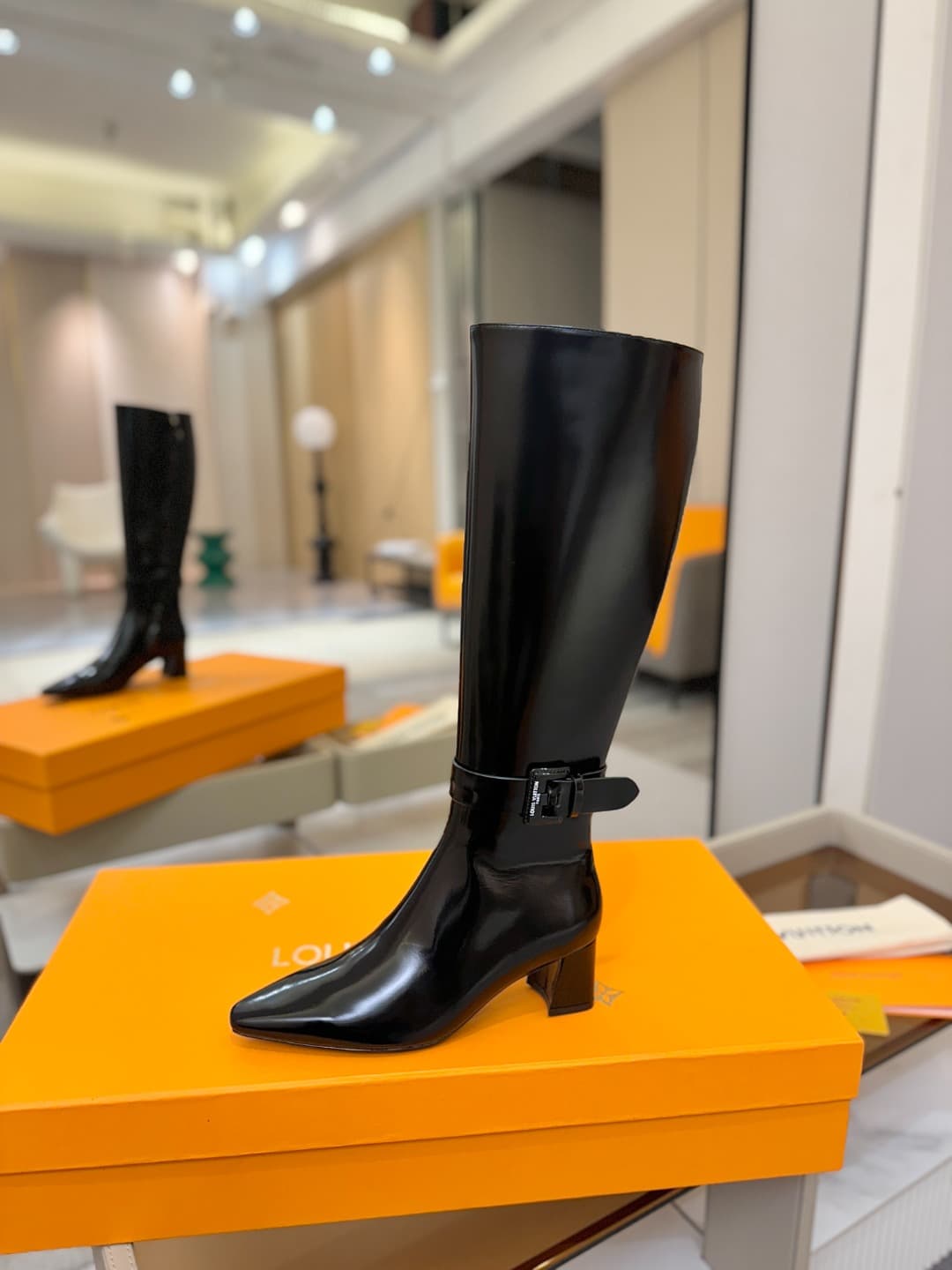 D9072 L✔️Home store: Autumn/winter collection 16 boots. The official website’s series is updated in real time. Features LV-style lacquered buckles for a unique and stylish look. Comfortable to wear and versatile for various outfits. Full of British charm. — image 1