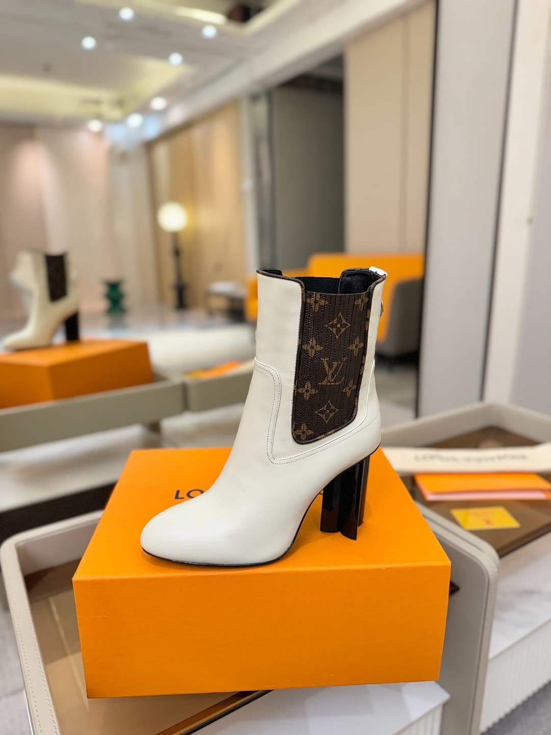 D9038 L✔️ Home – Autumn/Winter collection on the official website. Models in 6 short boots feature synchronized updates, perfect fit, LV-style patterns, intricate craftsmanship, and a plum blossom heel design that exudes elegance. The original mold-based — image 1