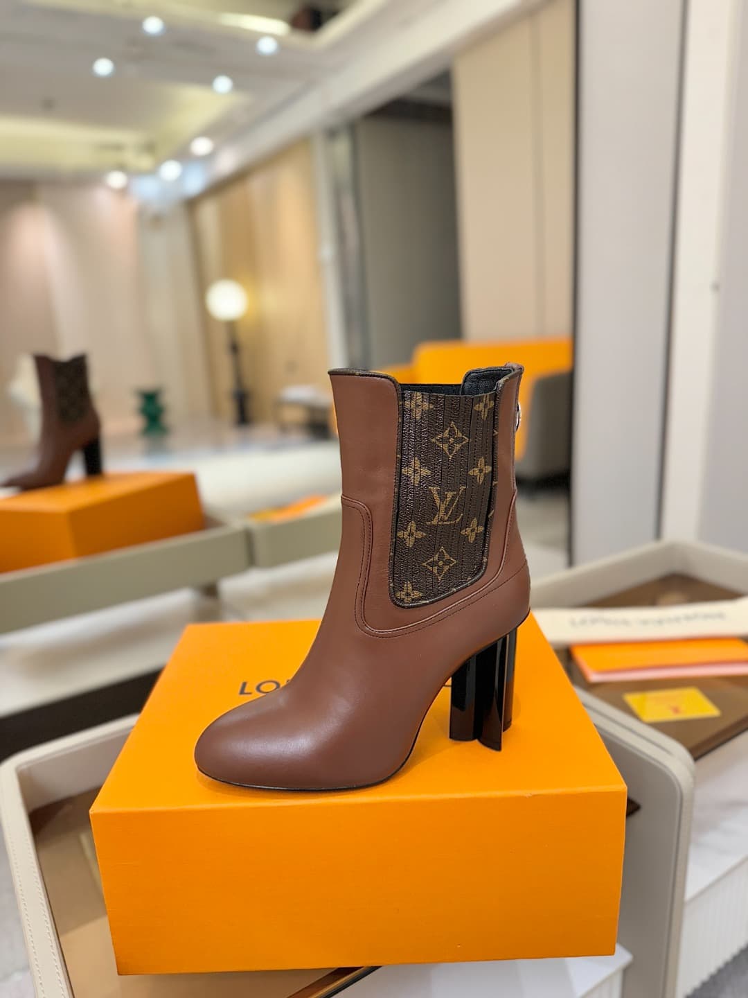 D9037 L✔️ Home – Autumn/Winter official website collection with showroom styles. 6 short boots, synchronized updates, perfect fit, LV-style patterns, intricate craftsmanship, plum blossom heel design, exuding elegance. Original mold-made fit, ultimate 1:1 — image 1