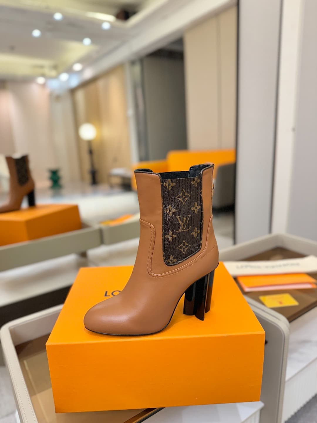 D9036 L✔️ Home – Autumn/Winter collection on the official website. Models in 6 short boots feature synchronized updates, perfect foot shapes, LV-style patterns, intricate craftsmanship, and a plum blossom heel design that exudes elegance. The original mol — image 1
