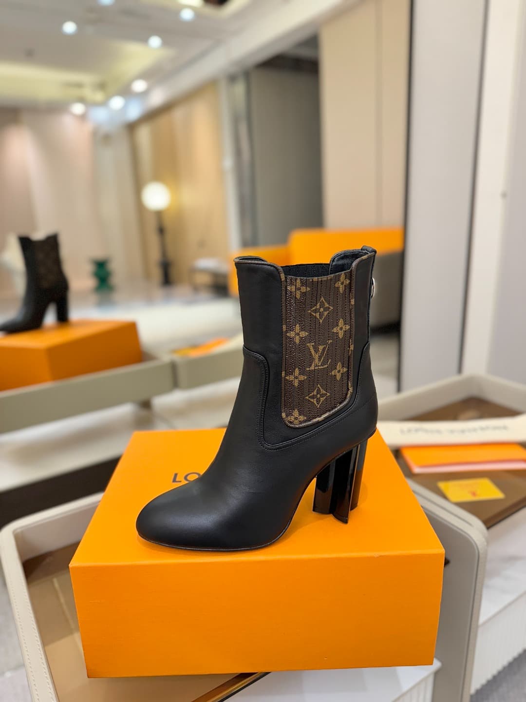 D9035 L✔️ Home – Autumn/Winter collection on the official website. Features a 6 boot with a short height, synchronized updates, perfect fit, LV-style patterns, intricate craftsmanship, plum blossom toe design, exuding elegance. Original mold-based constru — image 1