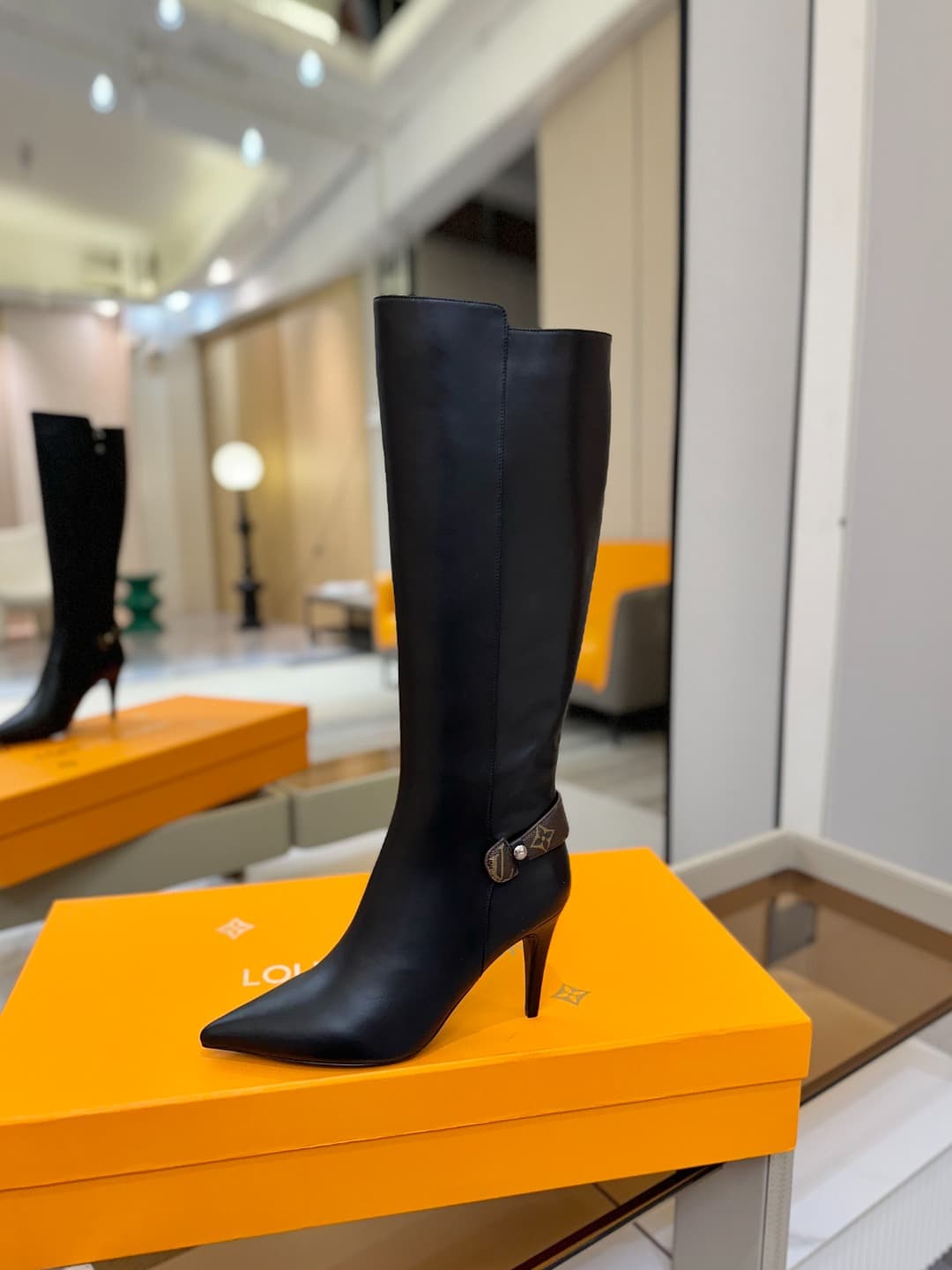 D9067 L✔️ Home – Autumn/Winter store’s runway-style boots; the official website collection is updated in real time. Perfect fit + LV-inspired buckle design, with a feminine and elegant style. Original mold-based fit, premium quality, and imported high-end — image 1