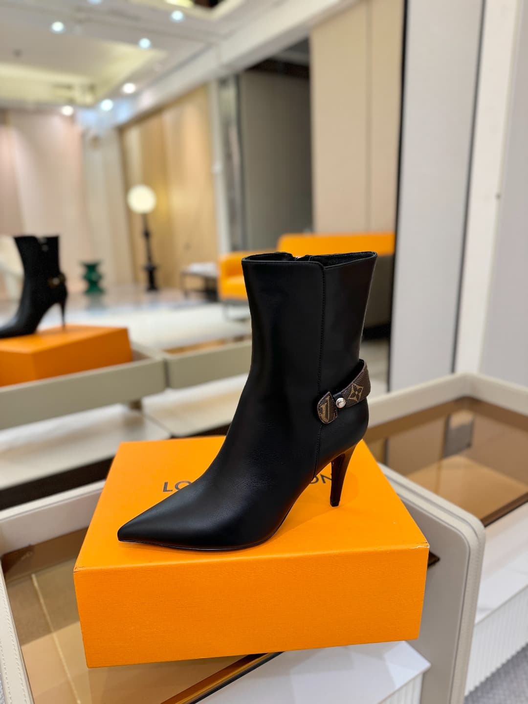 D9047 L✔️ Home – Autumn/Winter storefront models with showroom-style boots; the official website collection is updated simultaneously. Perfect foot shape + LV-inspired buckle design – full of femininity and elegance. Original mold-based foot shape, ultima — image 1