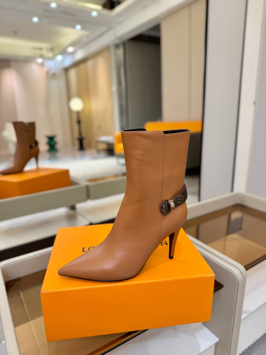 D9045 L✔️ Home – Autumn/Winter boutique runway boots; the official website collection is updated simultaneously. Perfect foot shape + LV-inspired buckle design – full of femininity and elegance. Original mold-made foot shape, premium quality, and imported — image 1