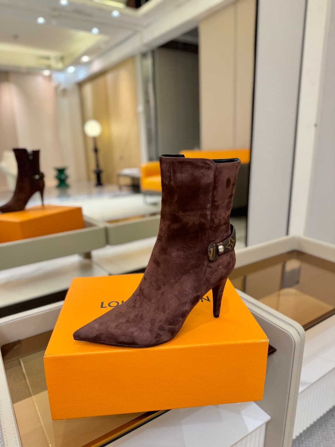 D9044 L✔️ Home – Autumn/Winter store’s runway-style boots; the official website collection is updated simultaneously. Perfect fit + LV-inspired buckle design – full of femininity and elegance. Original mold-made fit, top-tier quality, and imported high-en — image 1