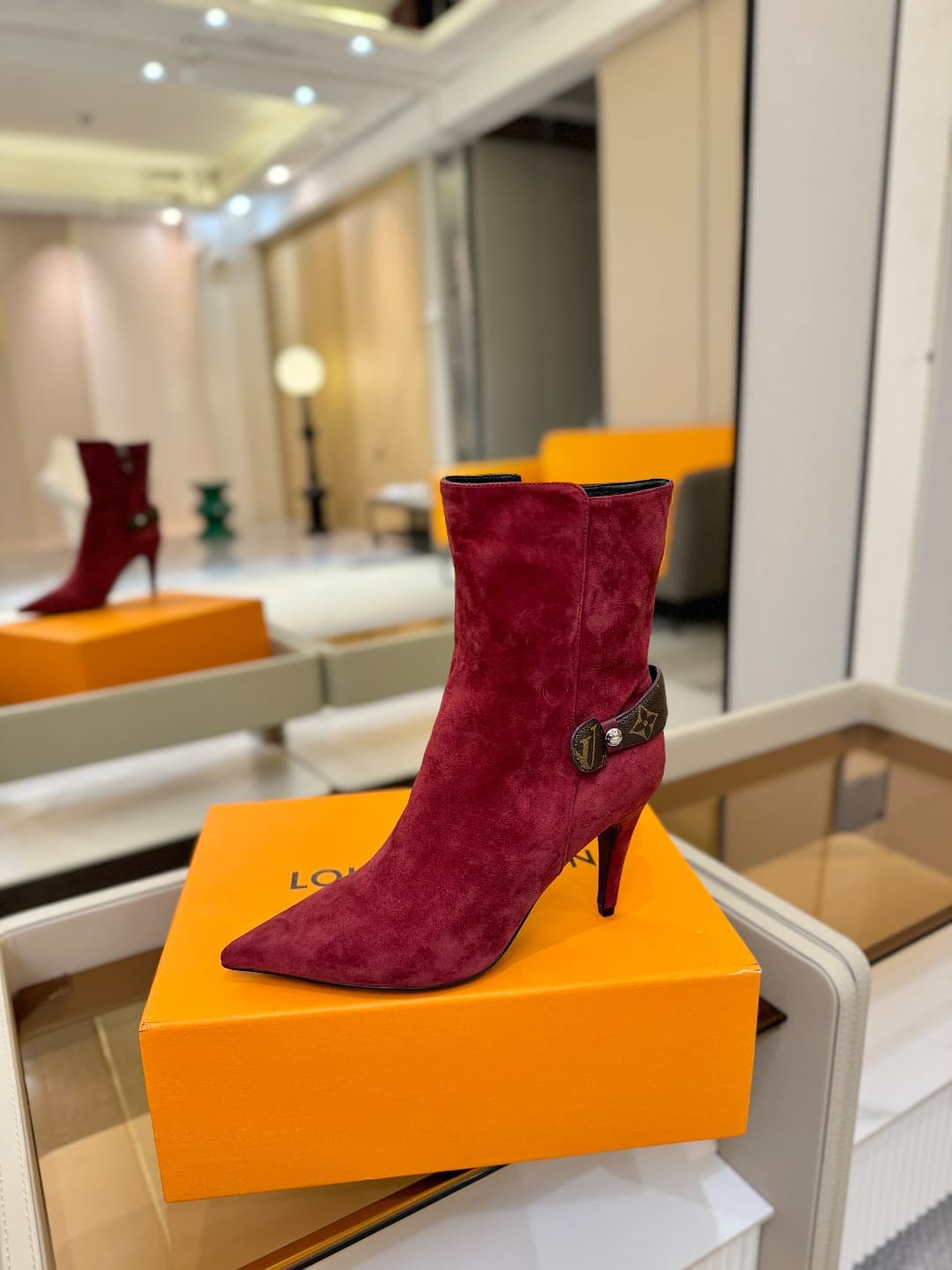 D9043 L✔️ Home – Autumn/Winter boutique runway boots; the official website collection is updated in real time. Perfect foot shape + LV-inspired buckle design – full of femininity and elegance. Original mold-made foot shape, premium quality, and imported h — image 1
