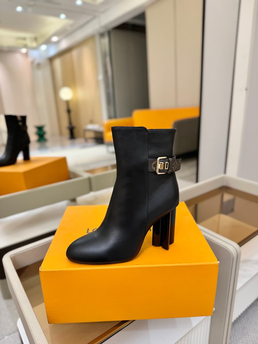 D9042 L✔️ Home – Autumn/Winter boutique runway boots; the official website collection is updated simultaneously. Perfect fit + LV-style buckles design – full of femininity and elegance. Original mold fit, premium quality, and imported high-end fabric prov — image 1