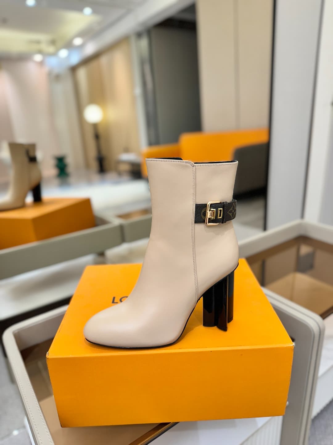 D9039 L✔️ Home – Autumn/Winter storefront models with showy boots; the official website collection is updated simultaneously. Perfect fit + LV-style buttons design – full of femininity and elegance. Original mold-made fit, top-tier quality, and imported h — image 1