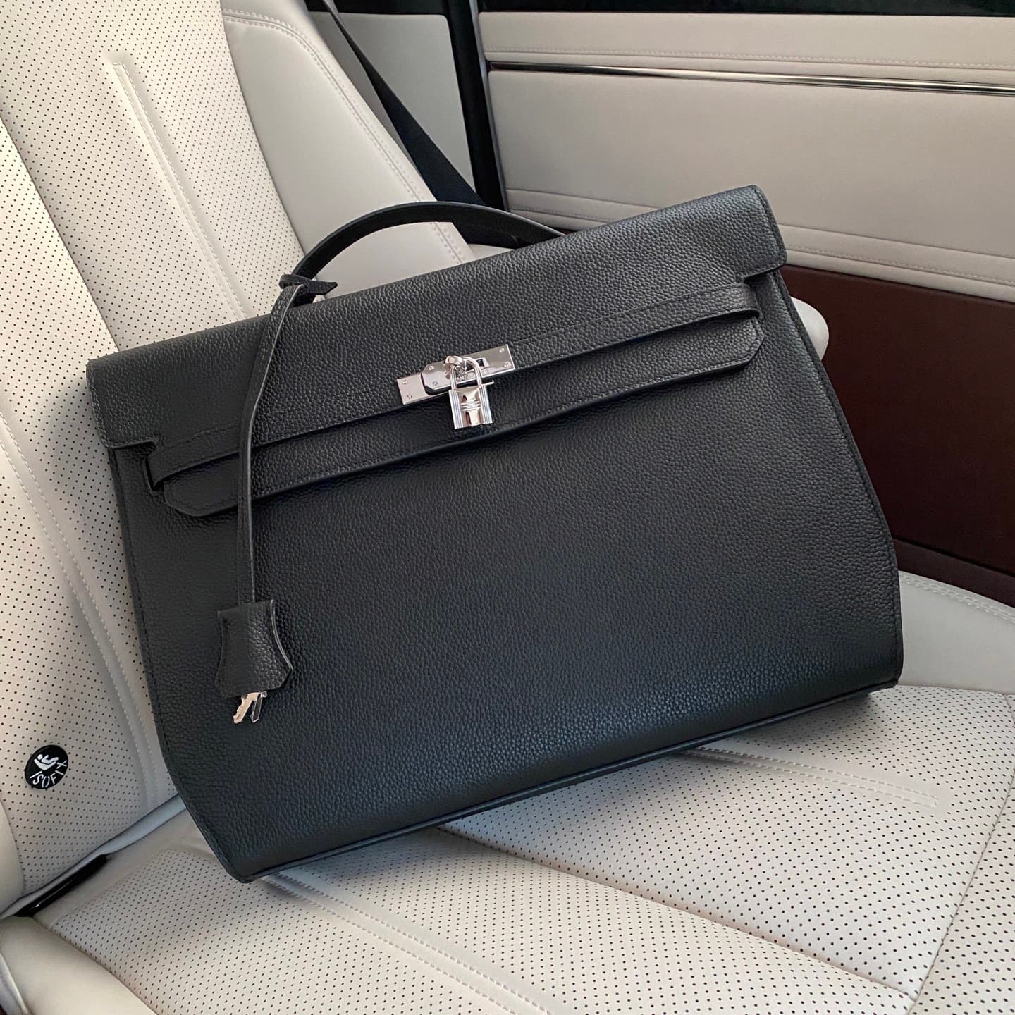 C4939 Hermès carabanolizontal 🇫🇷 Fashionable fingerprint lock, casual bag 🇫🇷 High-end original products, made from imported first-grade calf skin. Stylish and unique, handcrafted. The texture of the leather is excellent. Perfect for pairing with the speci — image 1