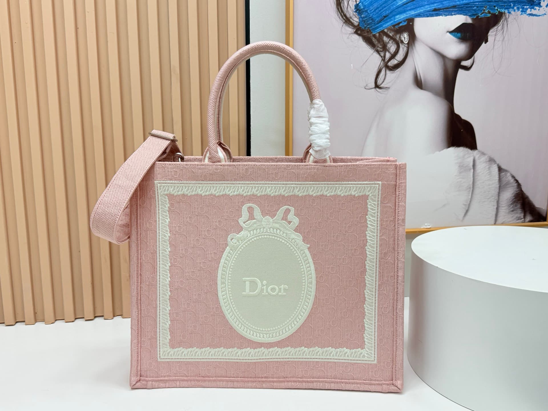 C1893 Details of Diore JWA’s new bags in the first season! The classic bags now have a modern feel. — image 1