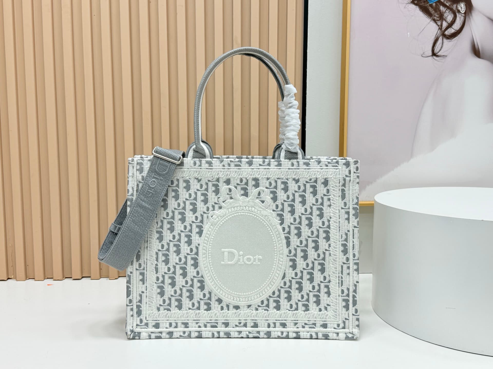 C2011 Details of Diore JWA’s new bags in the first season! The classic bags now have a modern touch. — image 1