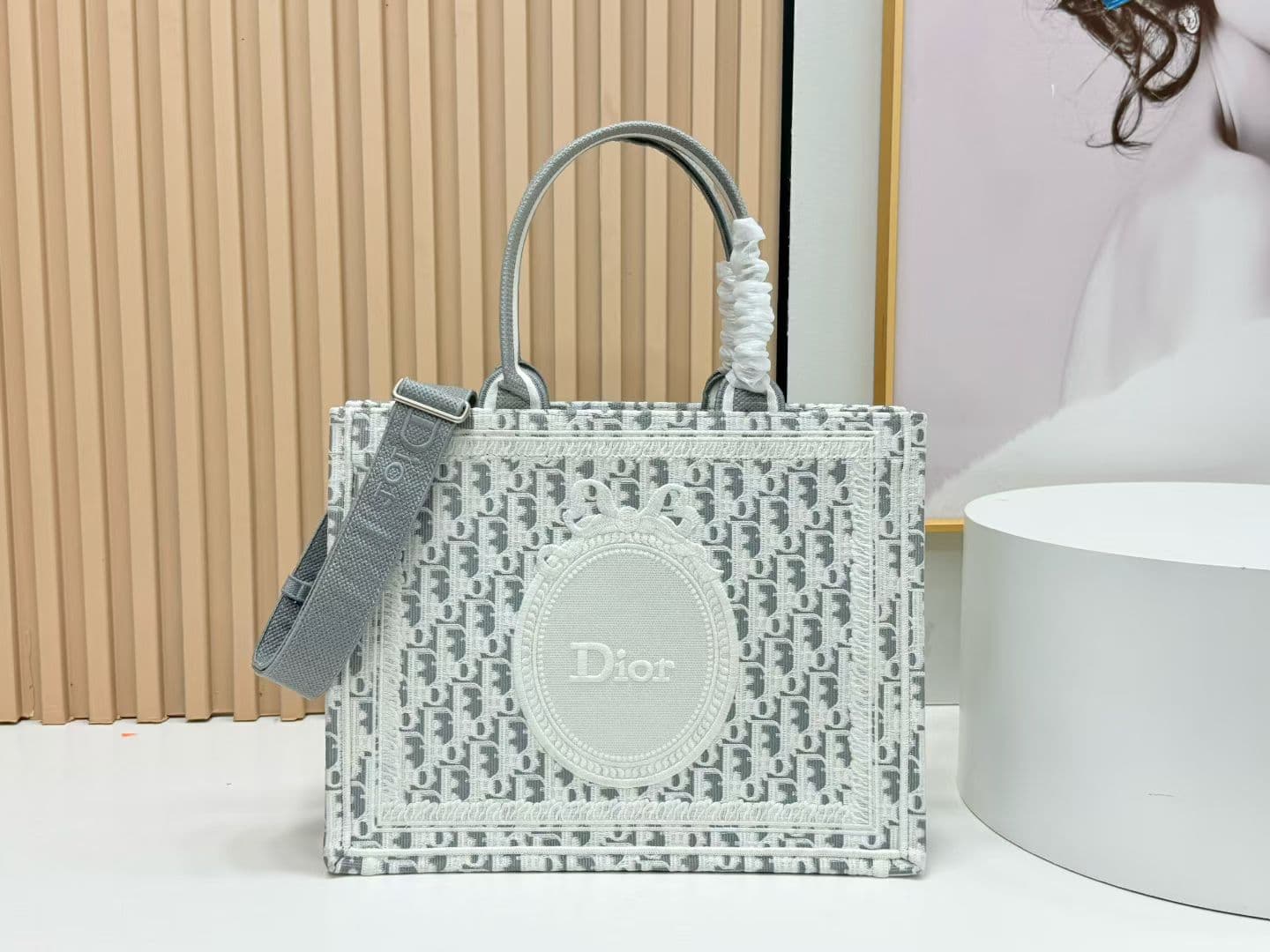 C1937 Details of Diô JWA’s new bags in the first season! The classic bags now have a modern touch. — image 1