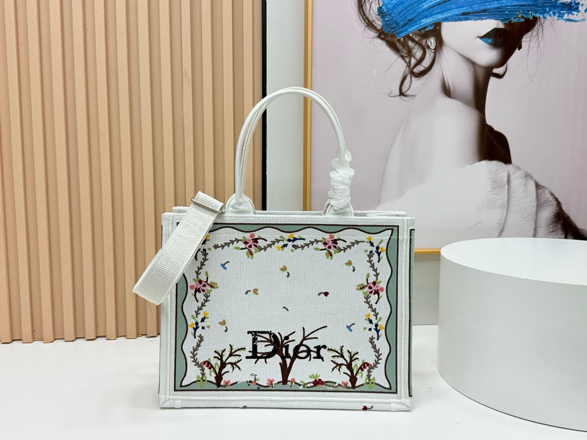 C1920 Details of Diore JWA’s new bags in the first season! The classic bags now have a modern touch. — image 1