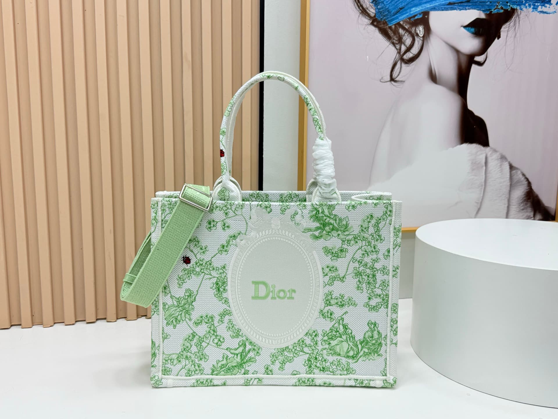 C1909 Details of Diore JWA’s new bags in the first season! The classic bags now have a modern twist. — image 1