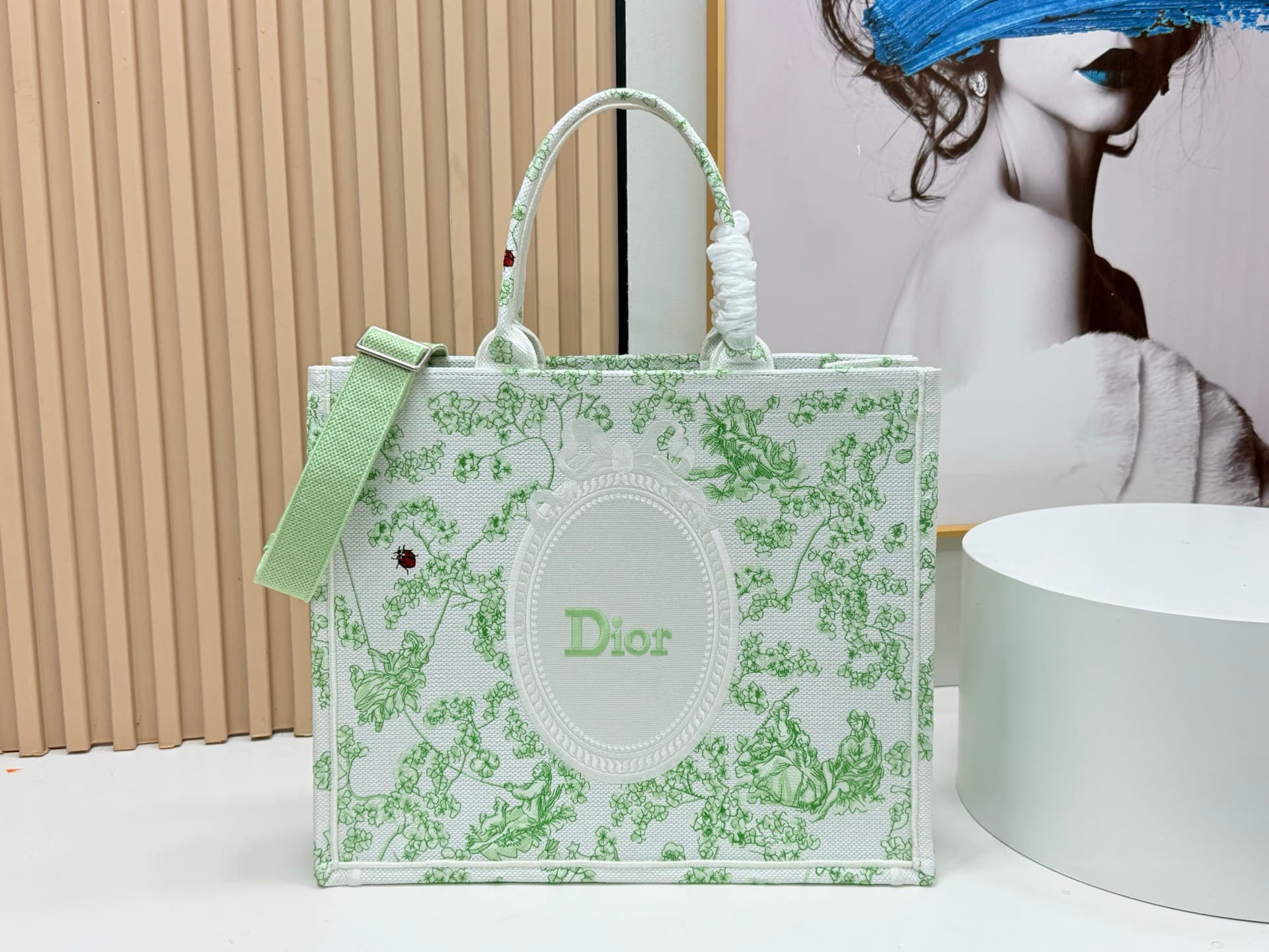 C1907 Details of Diore JWA’s new bags in the first season! The classic bags now have a modern feel. — image 1