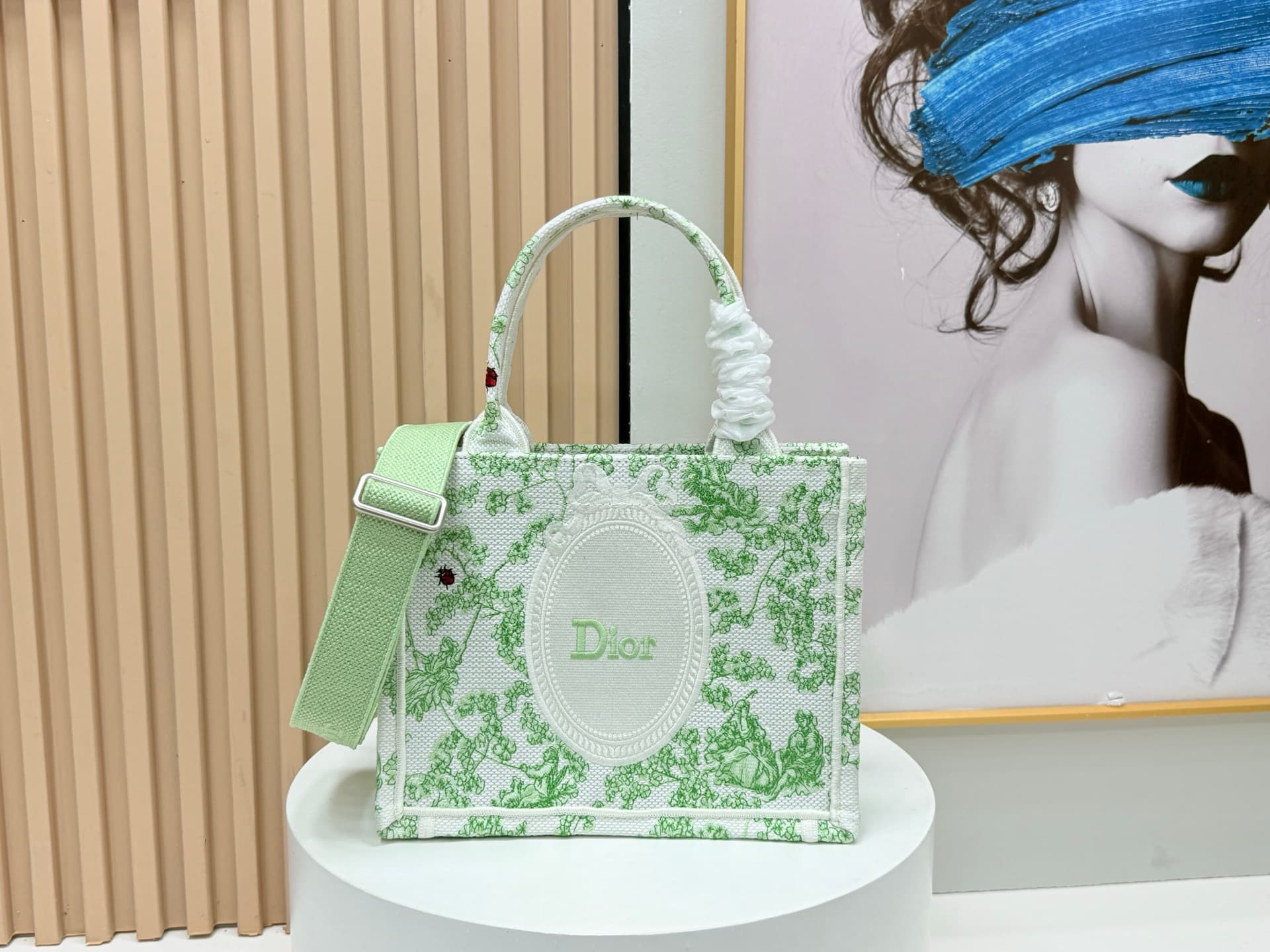 C1905 Details of Diò JWA’s new bags in the first season! The classic bags now have a modern touch. — image 1