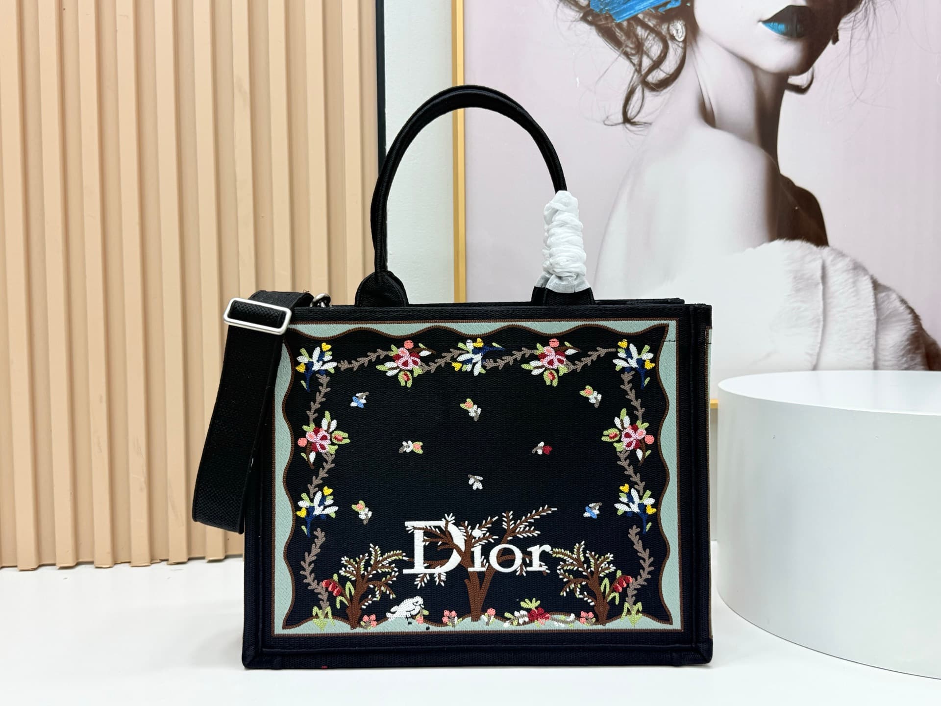 C1901 Details of Diore JWA’s new bags in the first season! The classic bags now have a modern twist. — image 1
