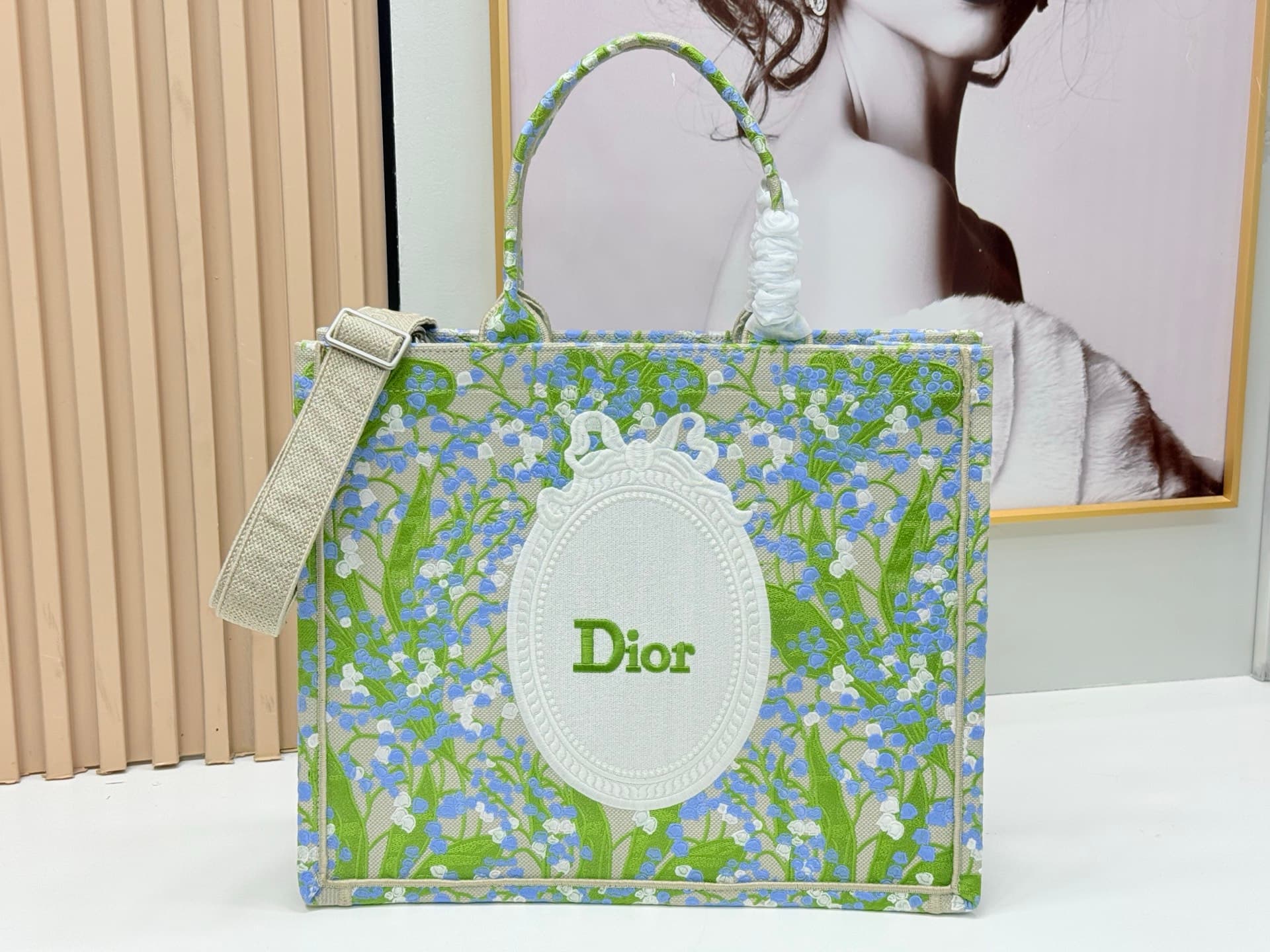 C2057 Details of Diò JWA’s new bags in the first season! The classic bags now have a modern feel. — image 1