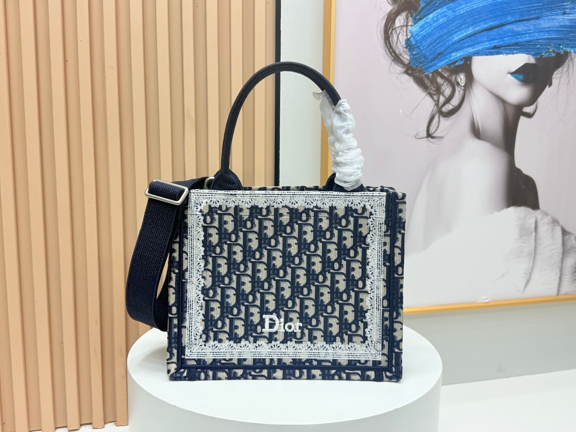 C2056 Details of Diore JWA’s new bags in the first season! The classic bags now have a modern feel. — image 1