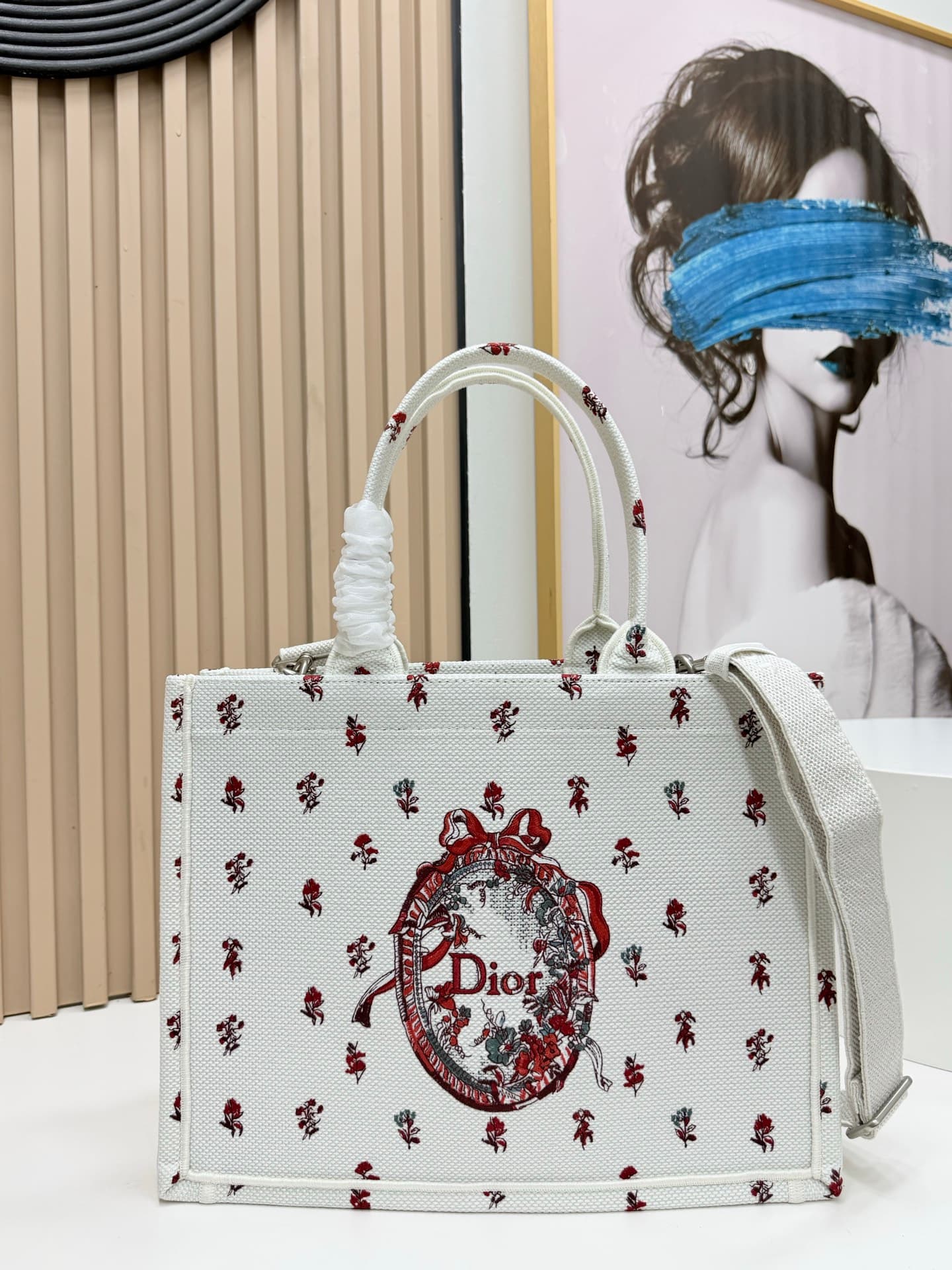 C2048 Details of Diô JWA’s new bags in the first season! The classic bags now have a modern touch. — image 1