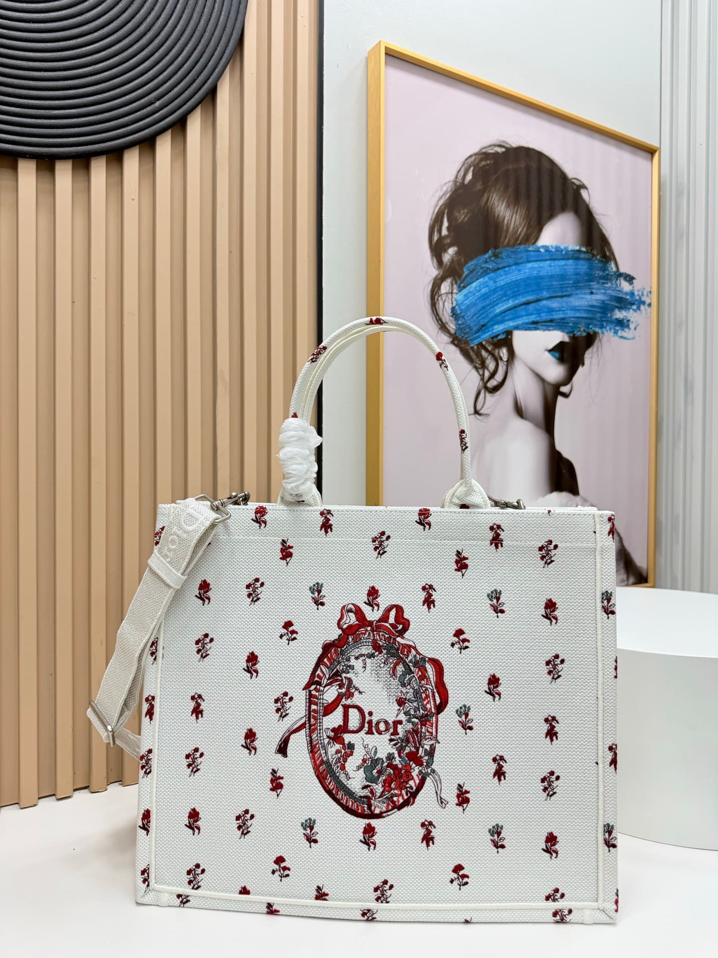 C2045 Details of Diore JWA’s new bags in the first season! The classic bags now have a modern touch. — image 1