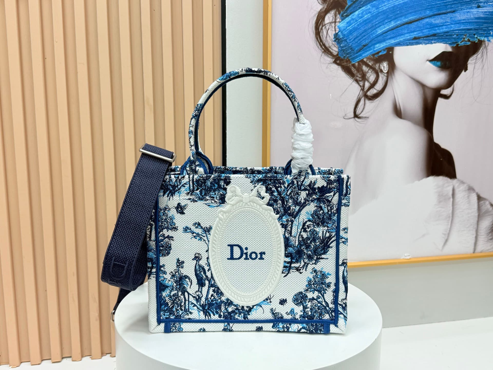 C2044 Details of Diore JWA’s new bags in the first season! The classic bags now have a modern touch. — image 1
