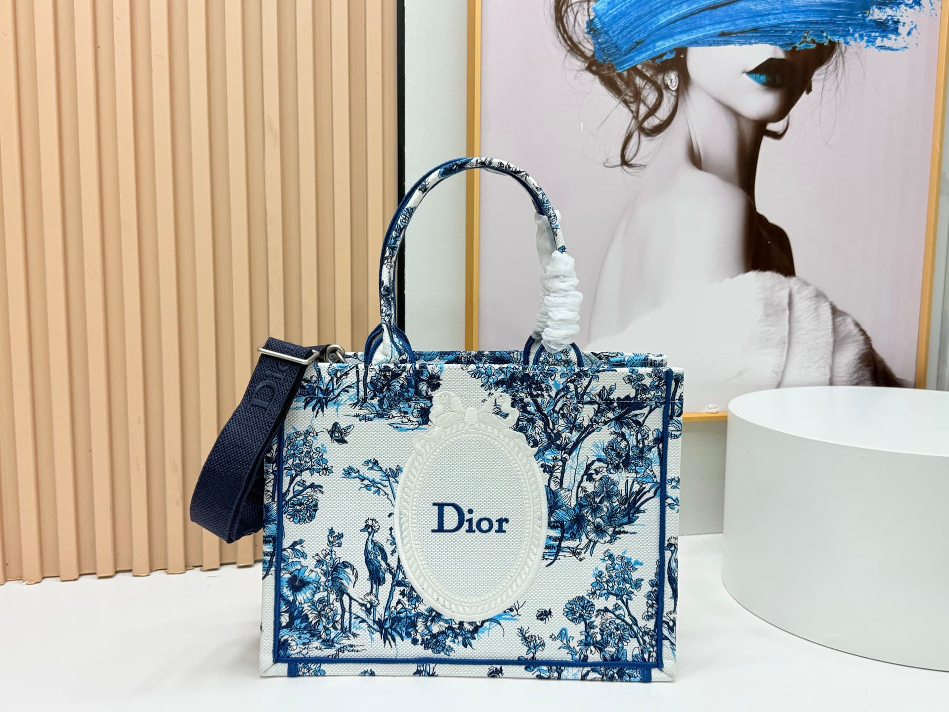 C2042 Details of Diore JWA’s new bags in the first season! The classic bags now have a modern touch. — image 1