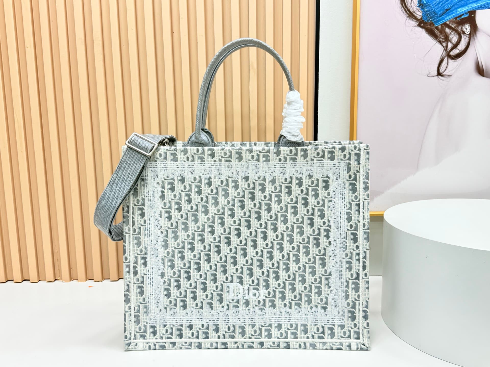 C2028 Details of Diô JWA’s new bags in the first season! The classic bags now have a modern touch. — image 1