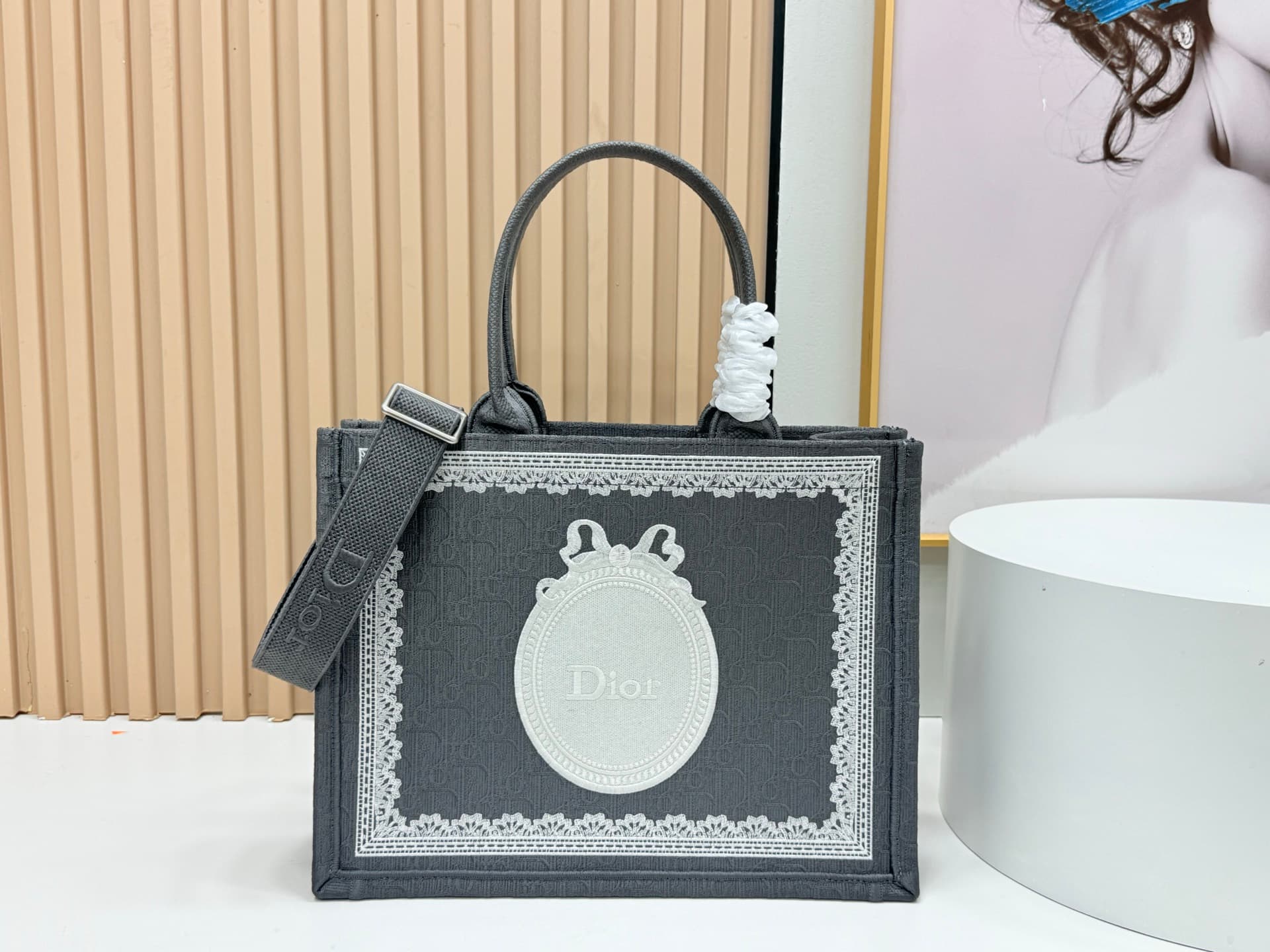 C2024 Details of Diore JWA’s new bags in the first season! The classic bags now have a modern twist. — image 1