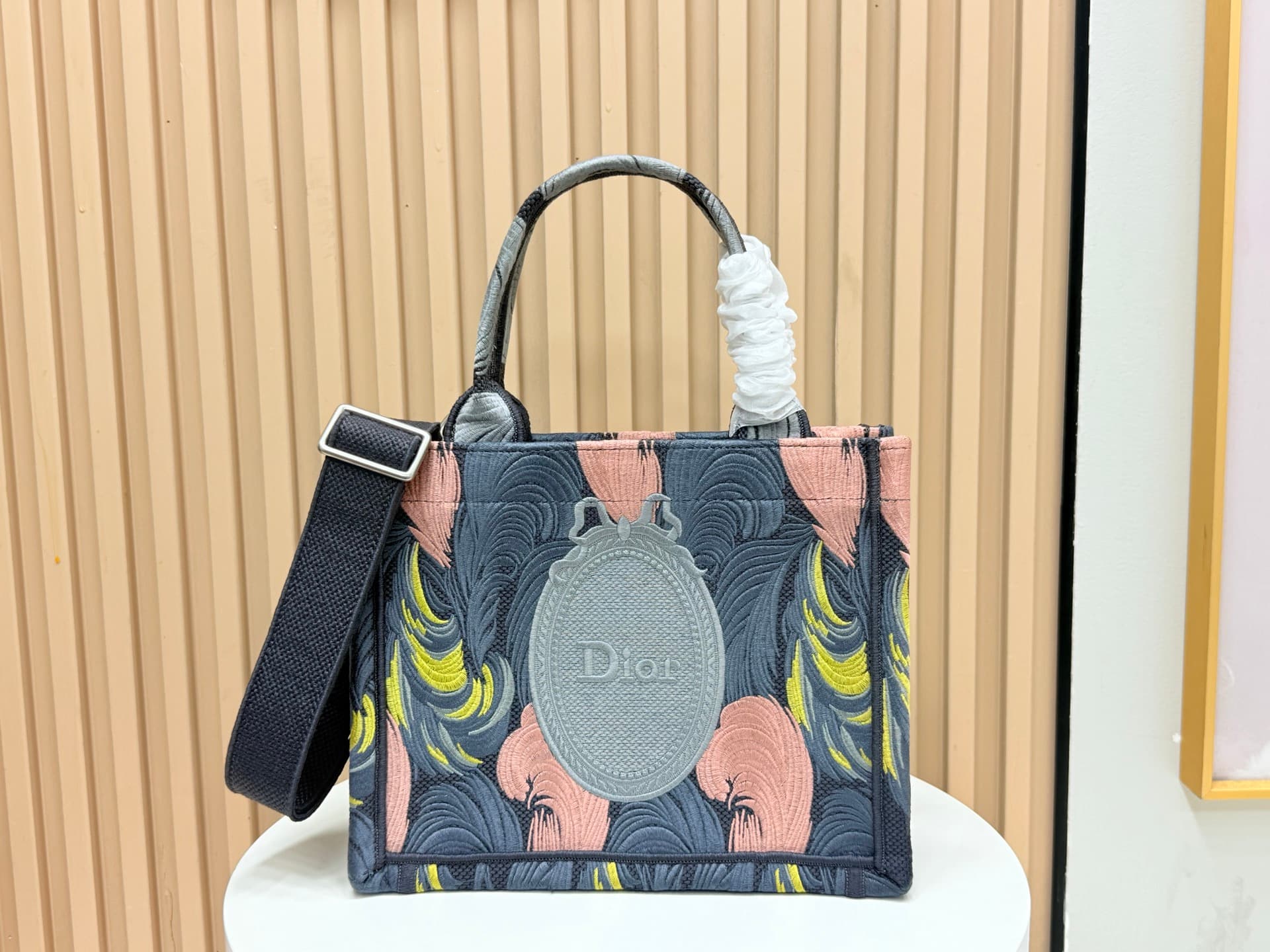 C1760 Details of Diore JWA’s new bags in the first season! The classic style with a modern twist — image 1