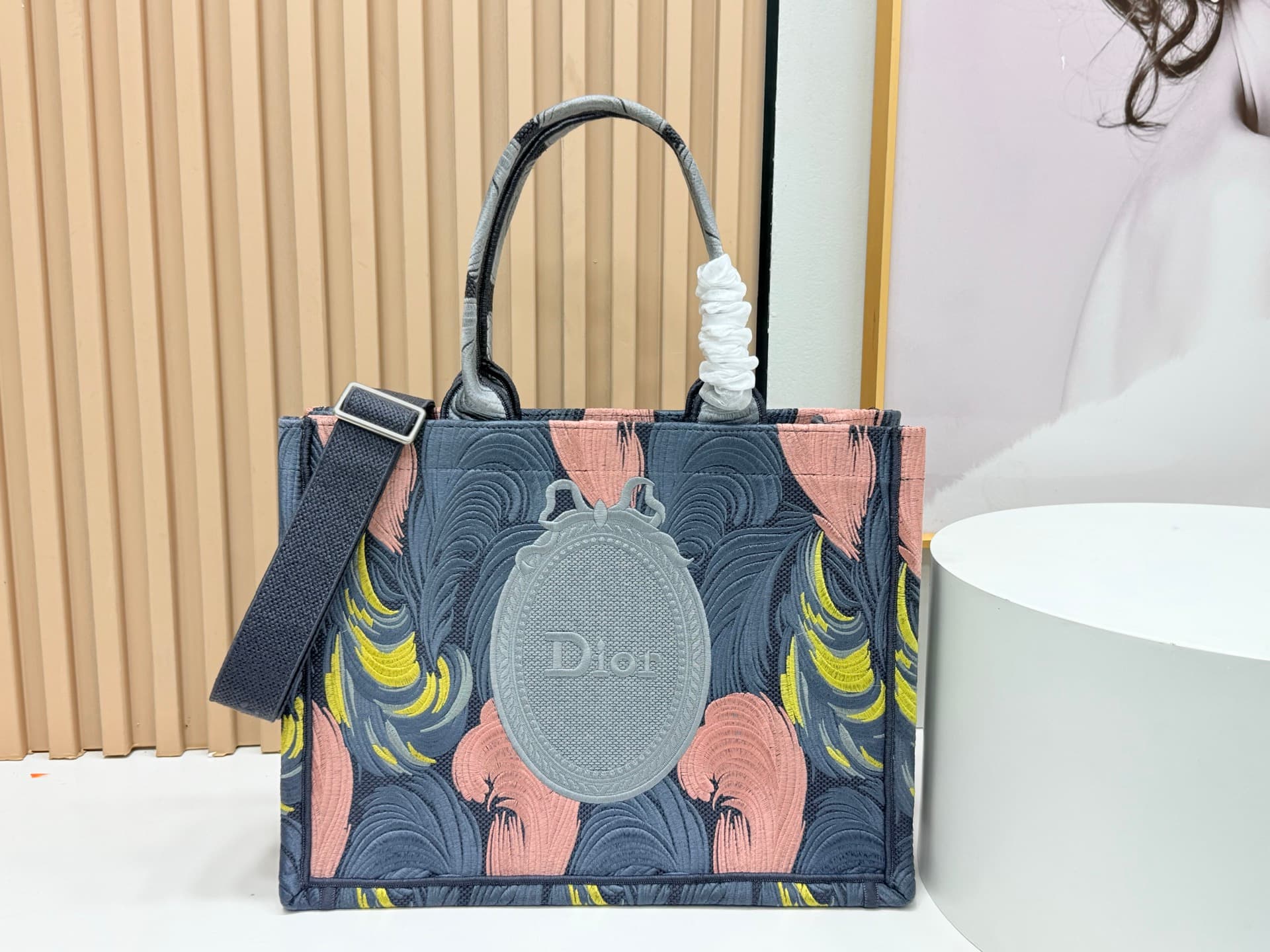 C1758 Details of Diò JWA’s new bags in the first season! The classic bags now have a modern twist. — image 1