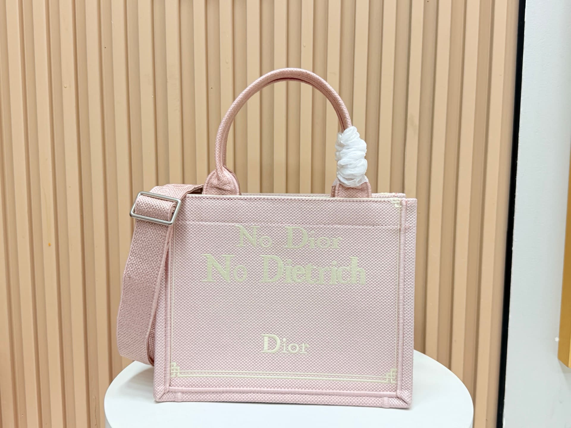 C1755 Details of Diore JWA’s new bags in the first season! The classic bags now have a modern twist. — image 1