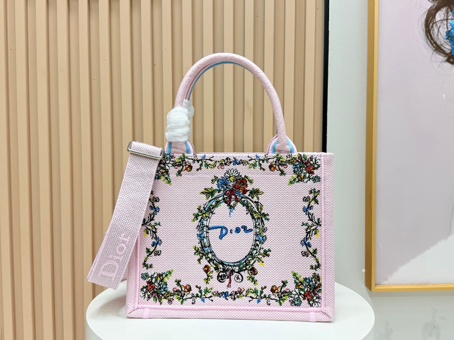 C1748 Details of Dior JWA’s new bags in the first season! The classic bags have a modern twist. — image 1