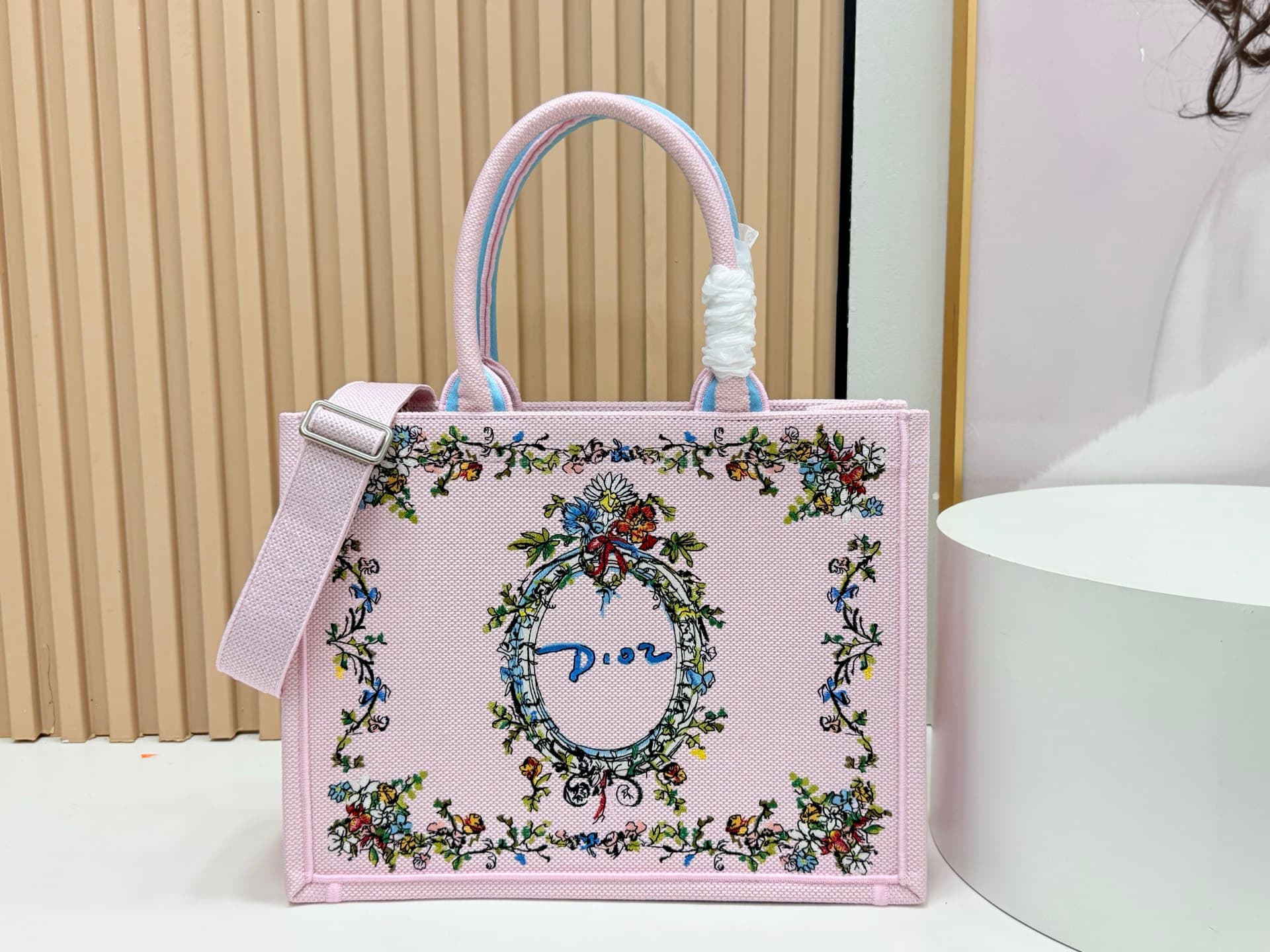C1746 Details of Diore JWA’s new bags in the first season! The classic bags have a modern touch. — image 1