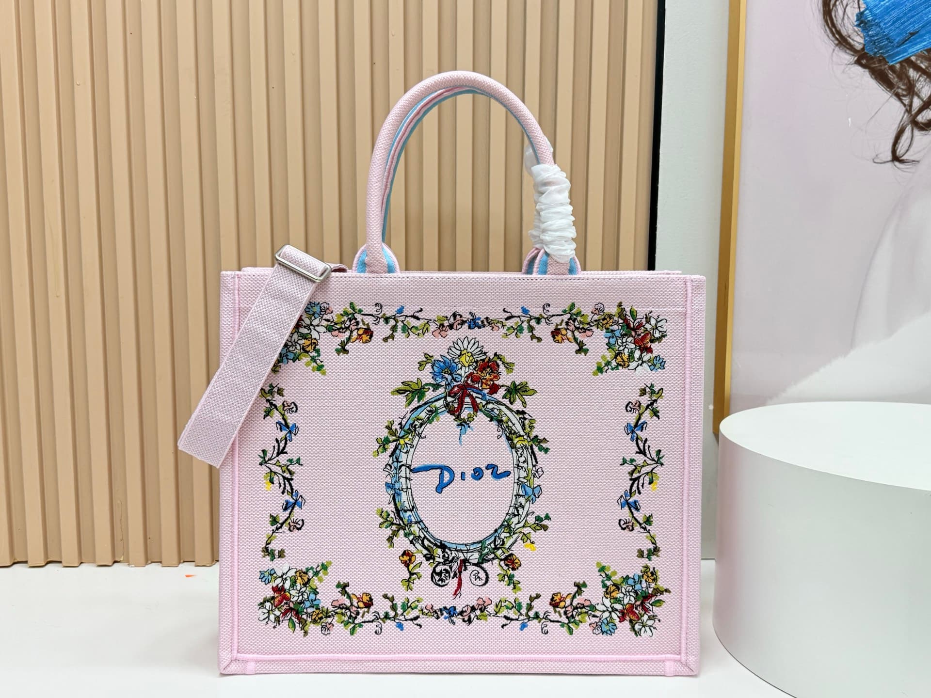 C1744 Details of Diore JWA’s new bags in the first season! The classic bags now have a modern touch. — image 1