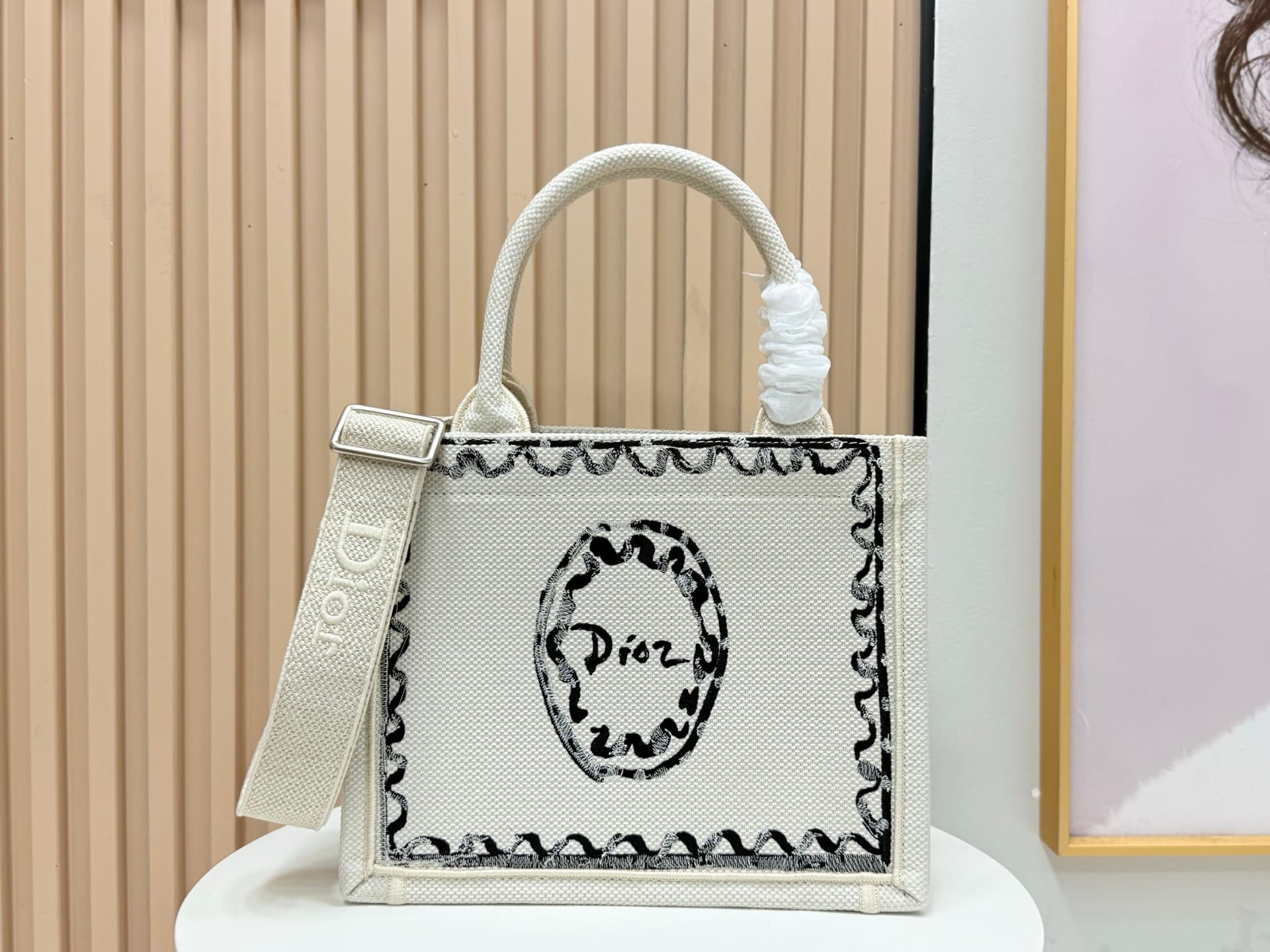 C1743 Details of Diore JWA’s new bags in the first season! The classic bags now have a modern twist. — image 1