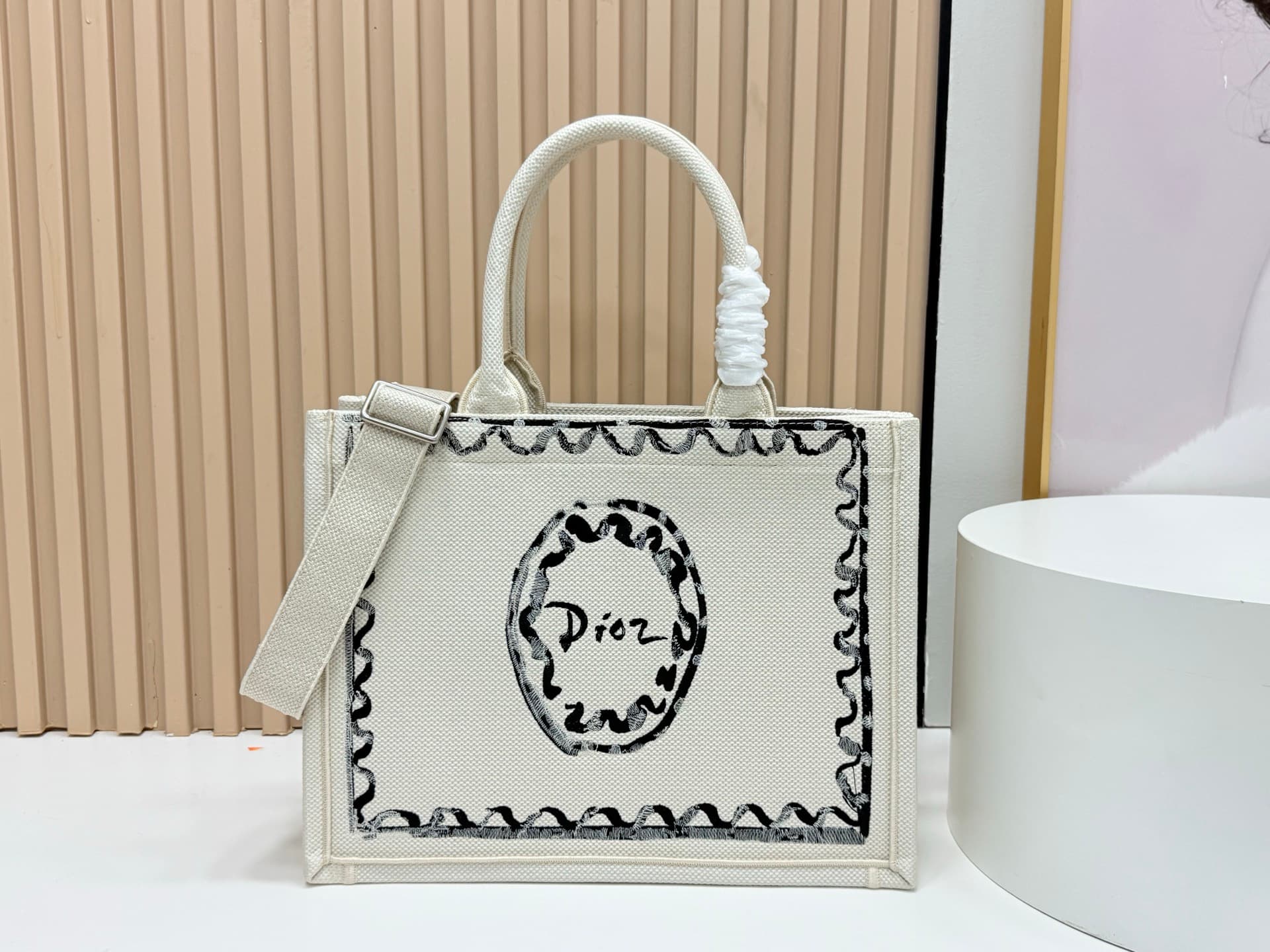 C1741 Details of Diore JWA’s new bags in the first season! The classic bags have a modern feel. — image 1