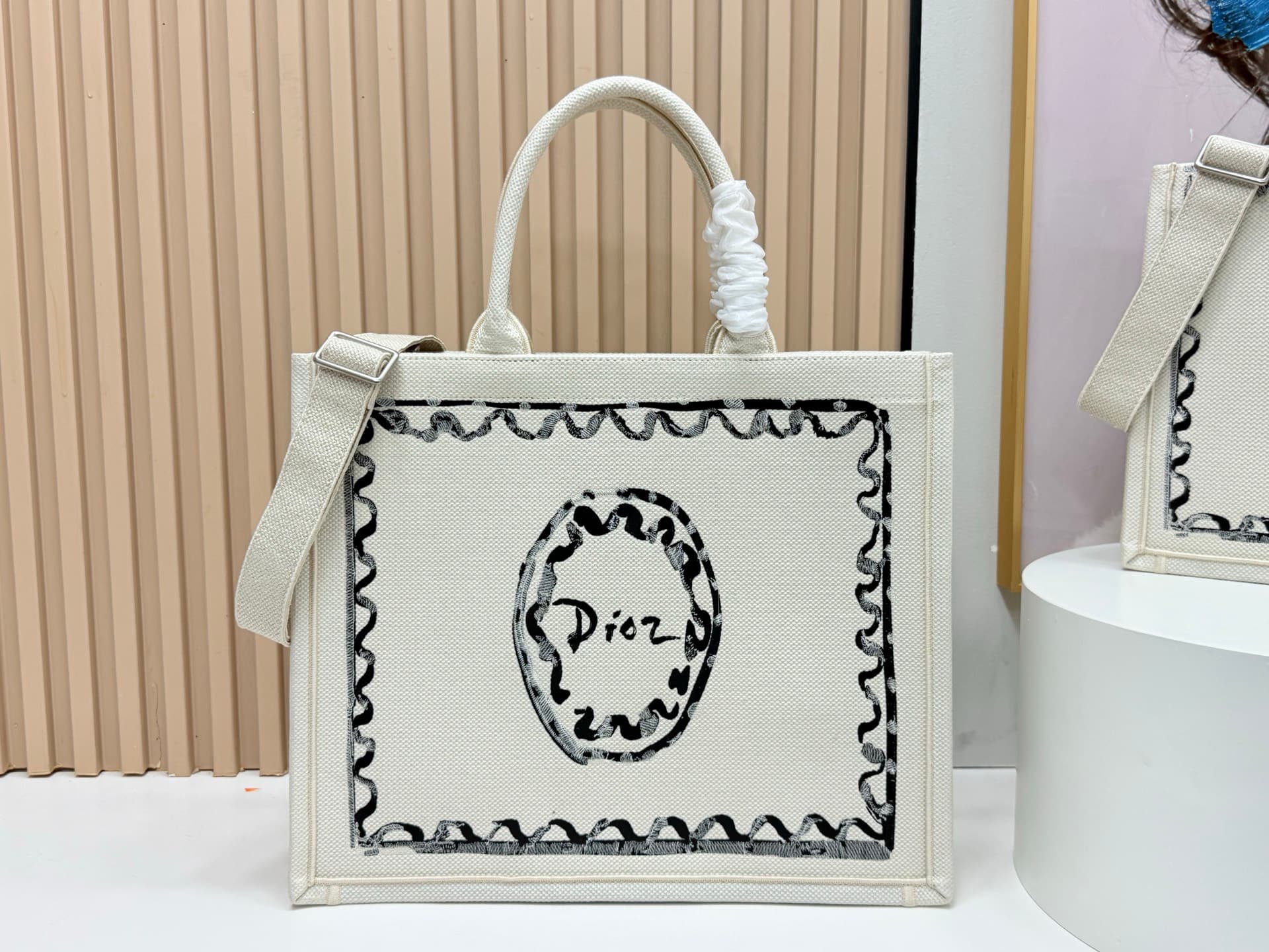 C1738 Details of Diore JWA’s new bags in the first season! The classic bags now have a modern twist — image 1