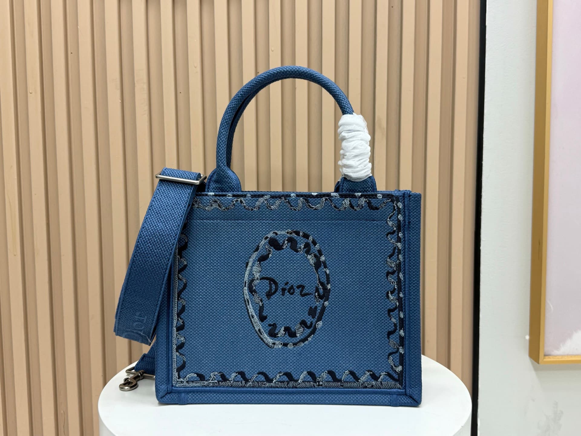 C1737 Details of Diore JWA’s new bags in the first season! The classic bags have a modern touch. — image 1