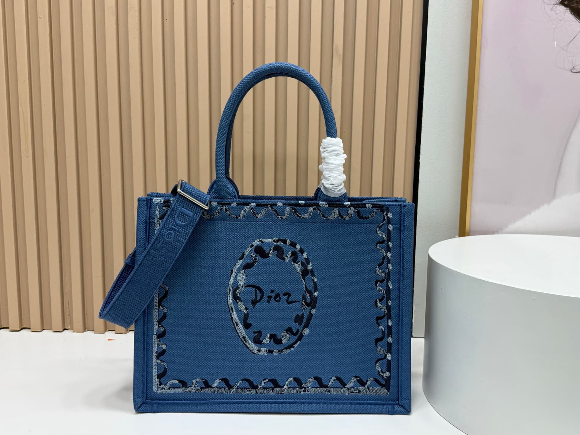 C1735 Details of Diò JWA’s new bags in the first season! The classic bags have a modern touch. — image 1
