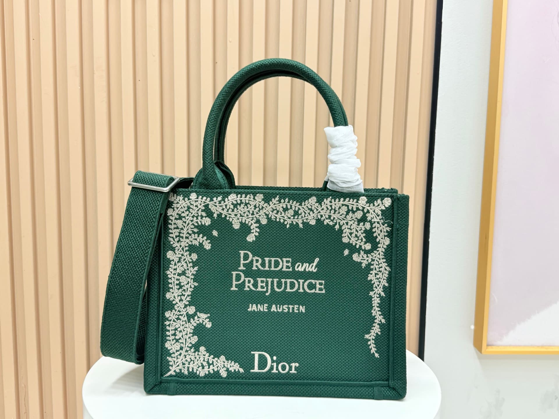 C1730 Details of Diore JWA’s new bags in the first season! The classic bags now have a modern touch. — image 1