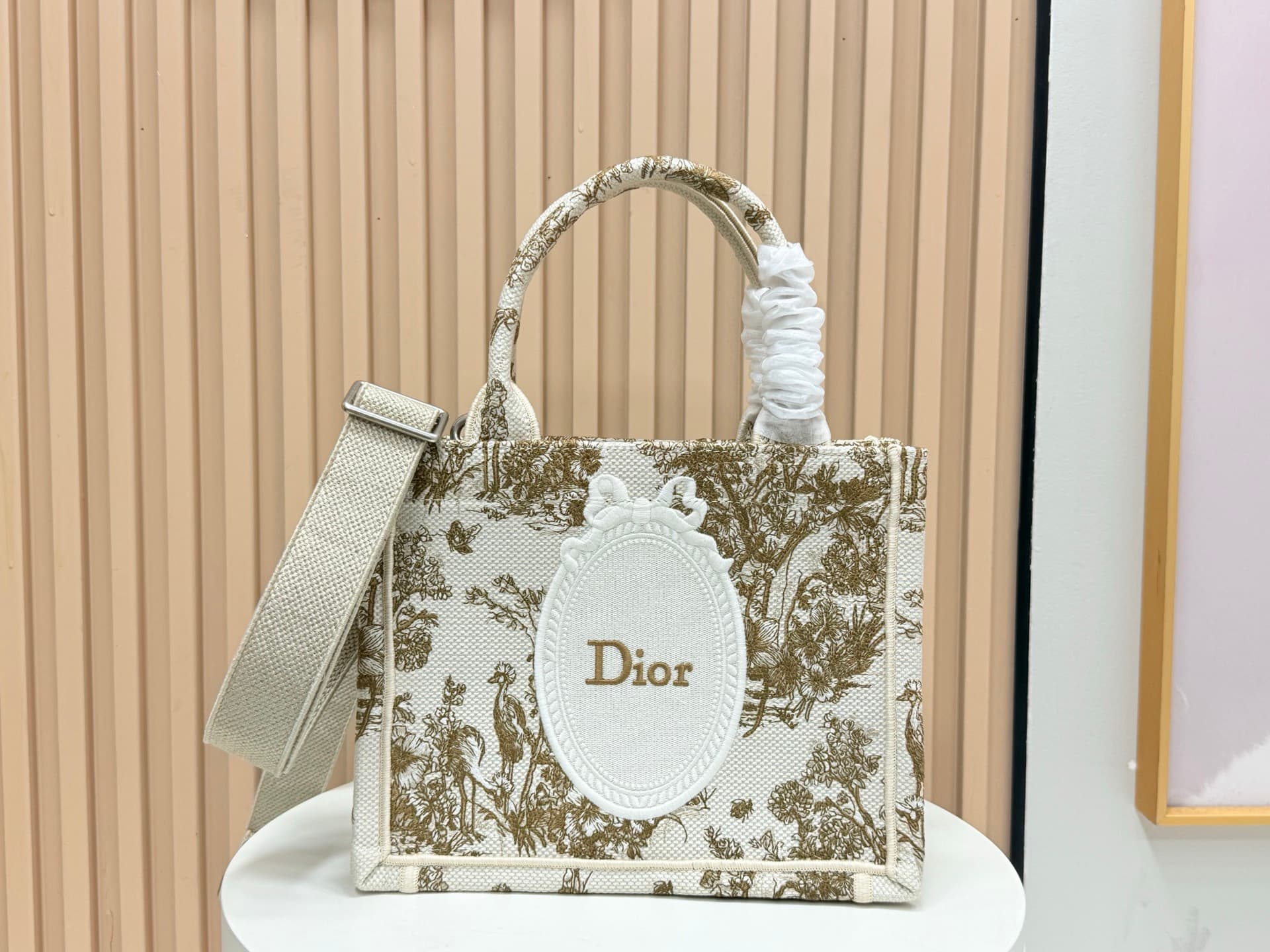 C1724 Details of Dior JWA’s new bags in the first season! The classic bags have a modern touch. — image 1