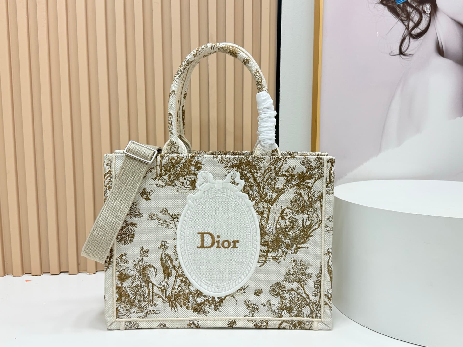C1722 Details of Diore JWA’s new bags in the first season! The classic bags have a modern touch. — image 1