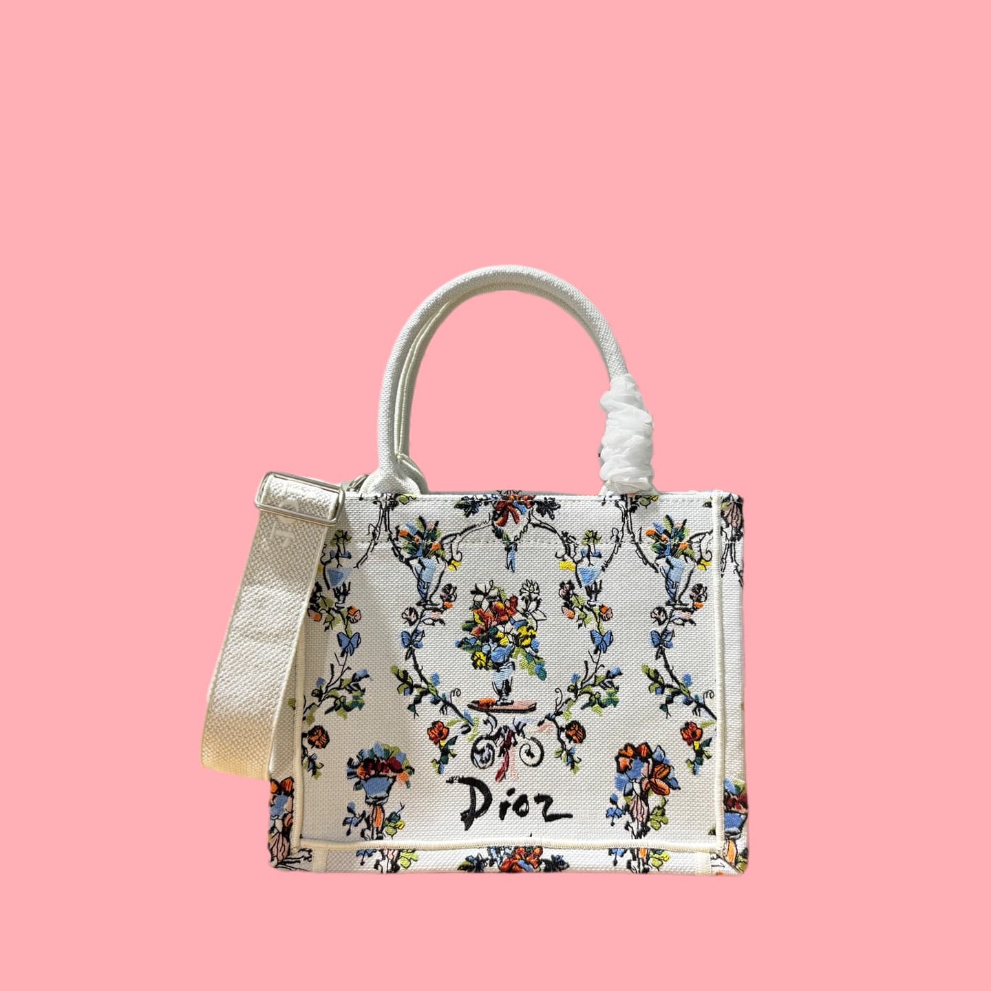 C1785 Details of Diò JWA’s new bags in the first season! The classic bags now have a modern twist. — image 1