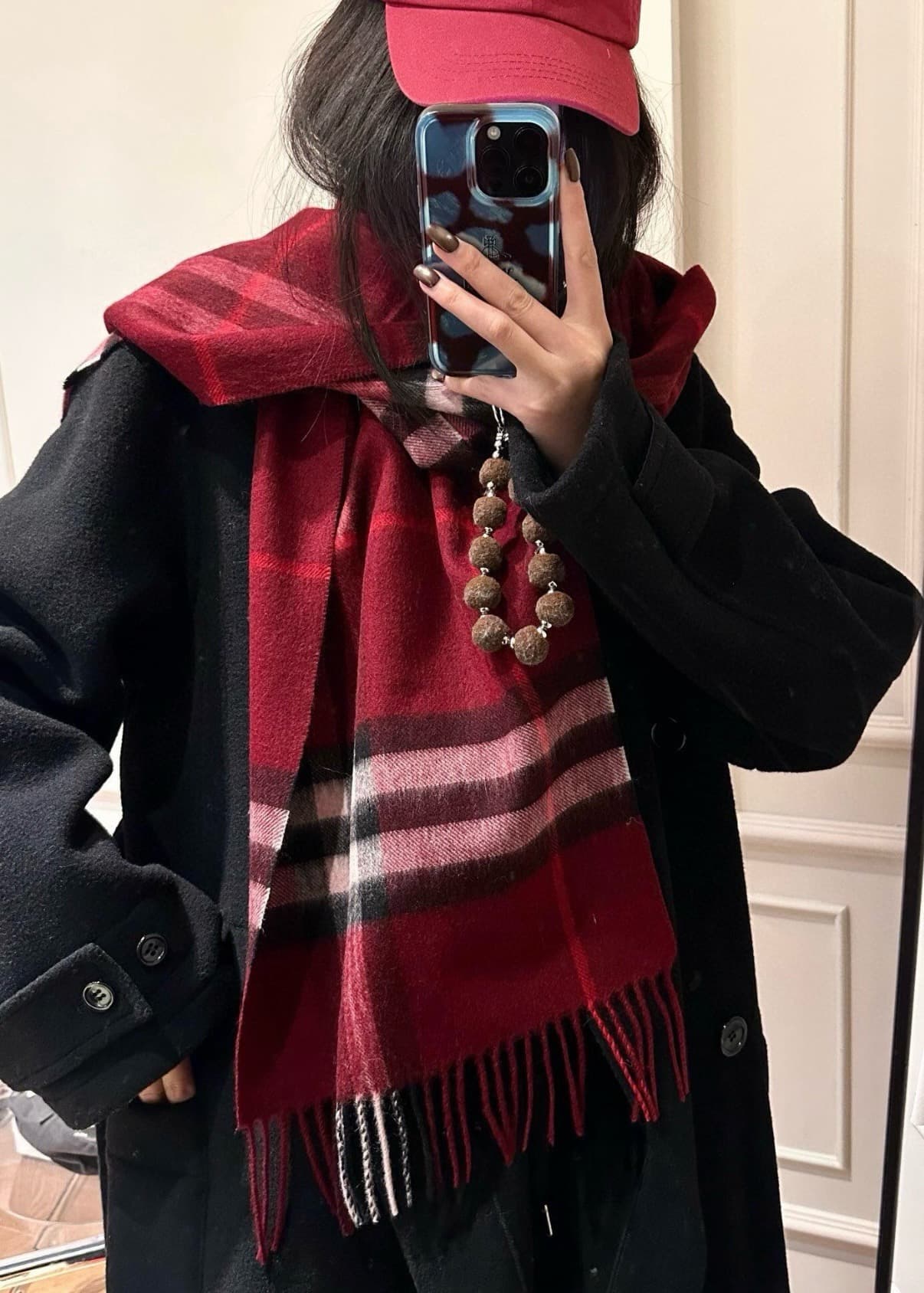 C30643 The latest version from the specialty store (new label with blue lines). This is a top-rated Burberry cashmere patchwork scarf‼️ It’s in its best condition at the specialty store—they have replaced the labels with new ones now👍 It’s truly classic a — image 1
