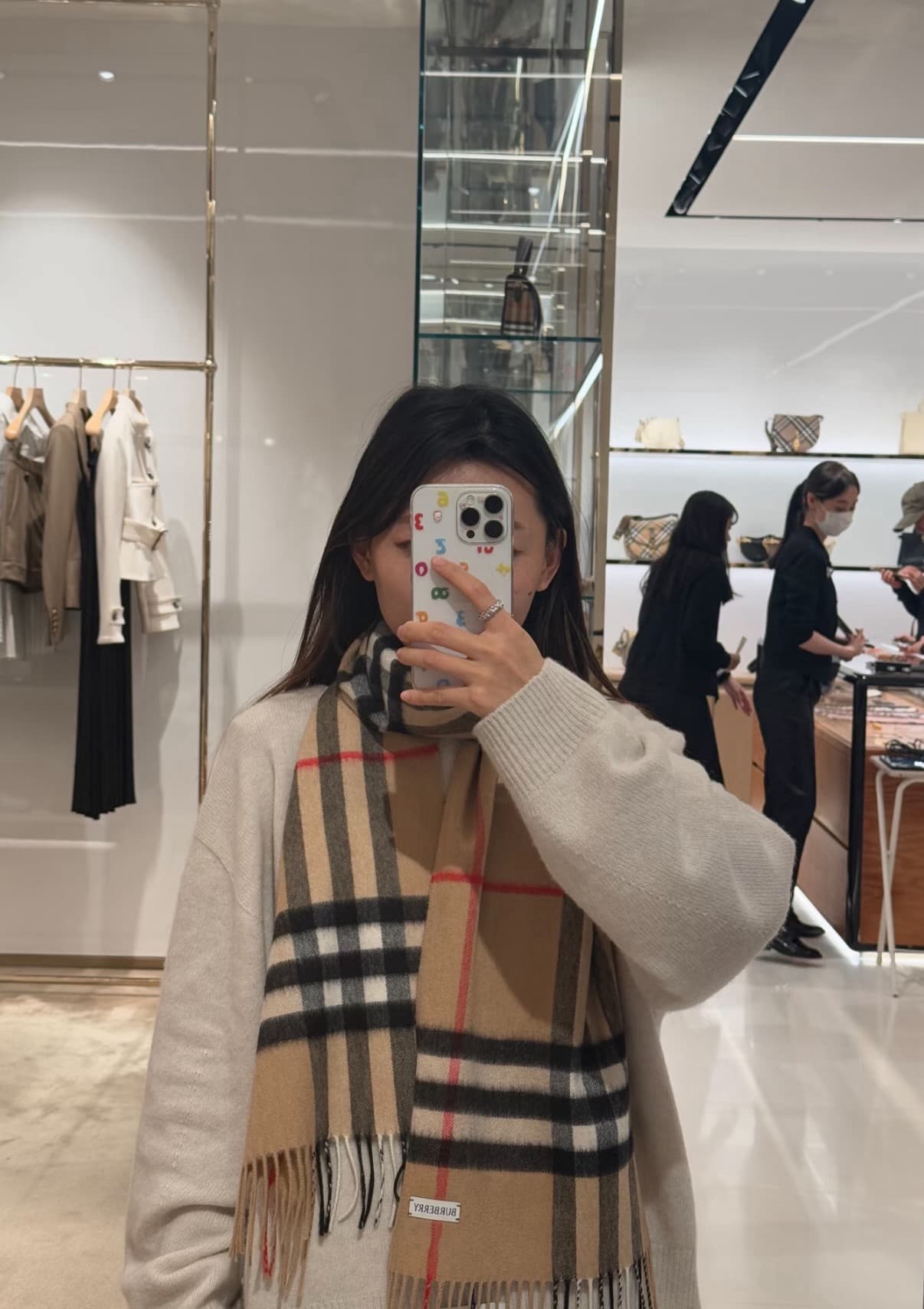 C30639 The latest version from the exclusive store (with new labels and blue lines). This is a top-rated Burberry cashmere tartan scarf‼️ It’s in its best condition at the exclusive store—currently, all items there have been re-labeled with new labels👍 It — image 1